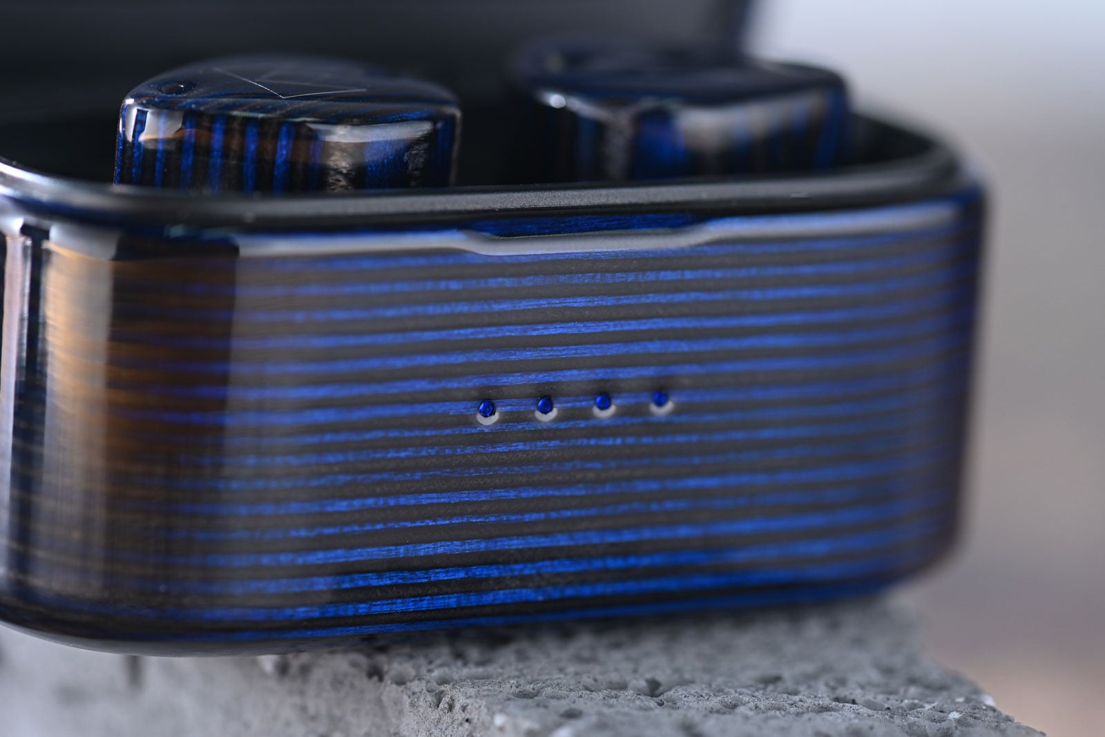 由聽力學博士 Dr. John Moulton 創辦的耳機品牌 Noble Audio，2023 年推出了首款主打「Hi-Fi 級音質」的真無線耳機 FoKus Prestige TWS，廣獲好評。經過兩年多時間的研發與調校後，品牌終於帶來續作 FoKus Prestige Encore，當中「Encore」一字象徵「加演」，意味著這次並非單純「換代」，而是一次更成熟、更完整的聲音再進化。