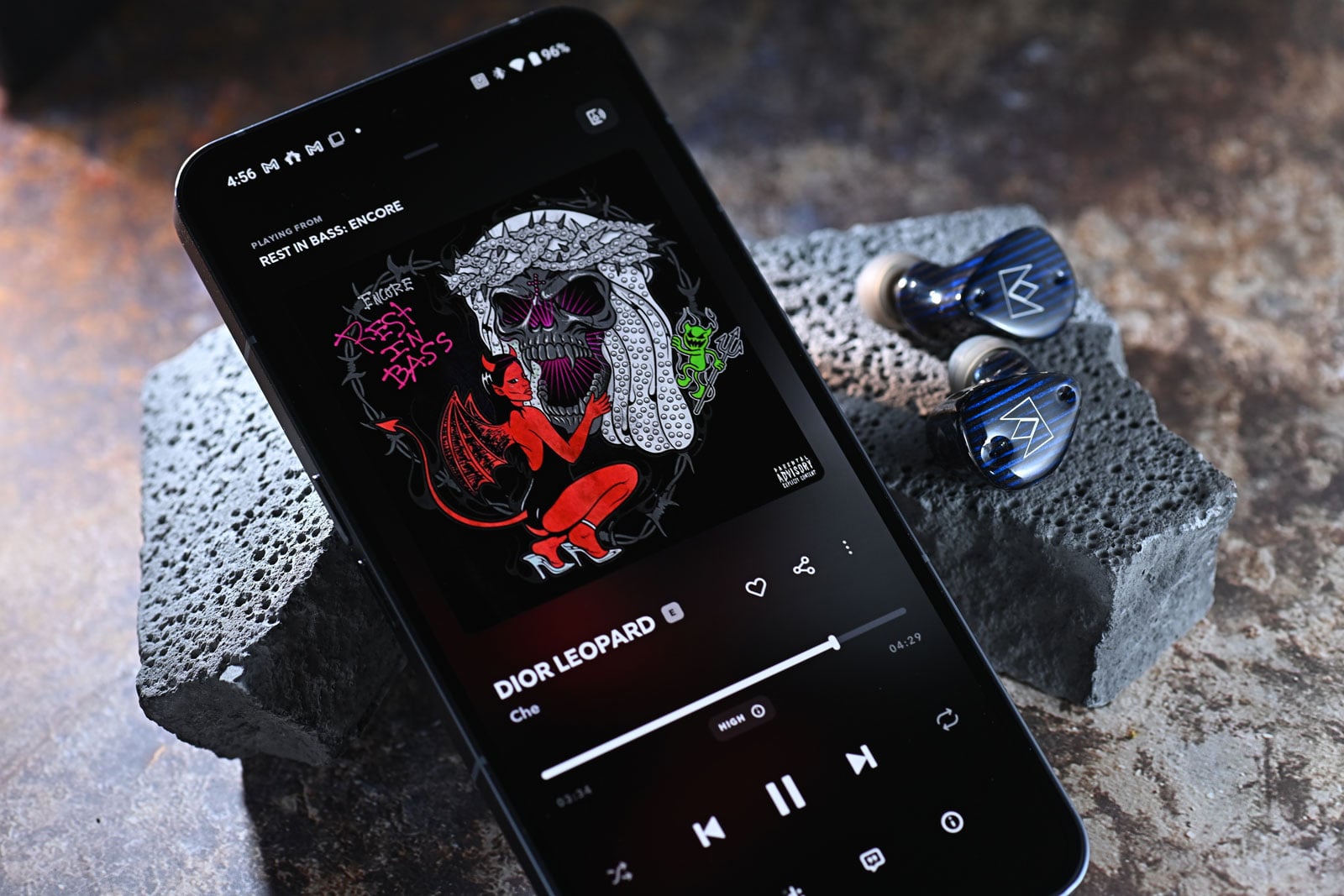 由聽力學博士 Dr. John Moulton 創辦的耳機品牌 Noble Audio，2023 年推出了首款主打「Hi-Fi 級音質」的真無線耳機 FoKus Prestige TWS，廣獲好評。經過兩年多時間的研發與調校後，品牌終於帶來續作 FoKus Prestige Encore，當中「Encore」一字象徵「加演」，意味著這次並非單純「換代」，而是一次更成熟、更完整的聲音再進化。