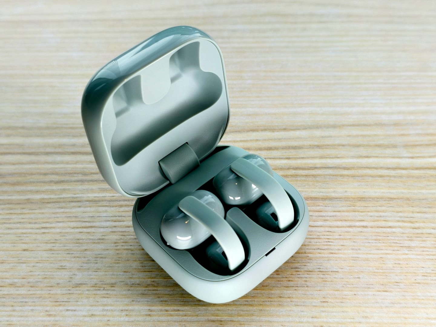 Sony 最新推出的 LinkBuds Clip 無線開放式耳機，採用耳夾式設計，讓用家在享受音樂的同時，仍能清晰感知周遭環境，不用完全隔絕外界聲音，保持自然互動感。