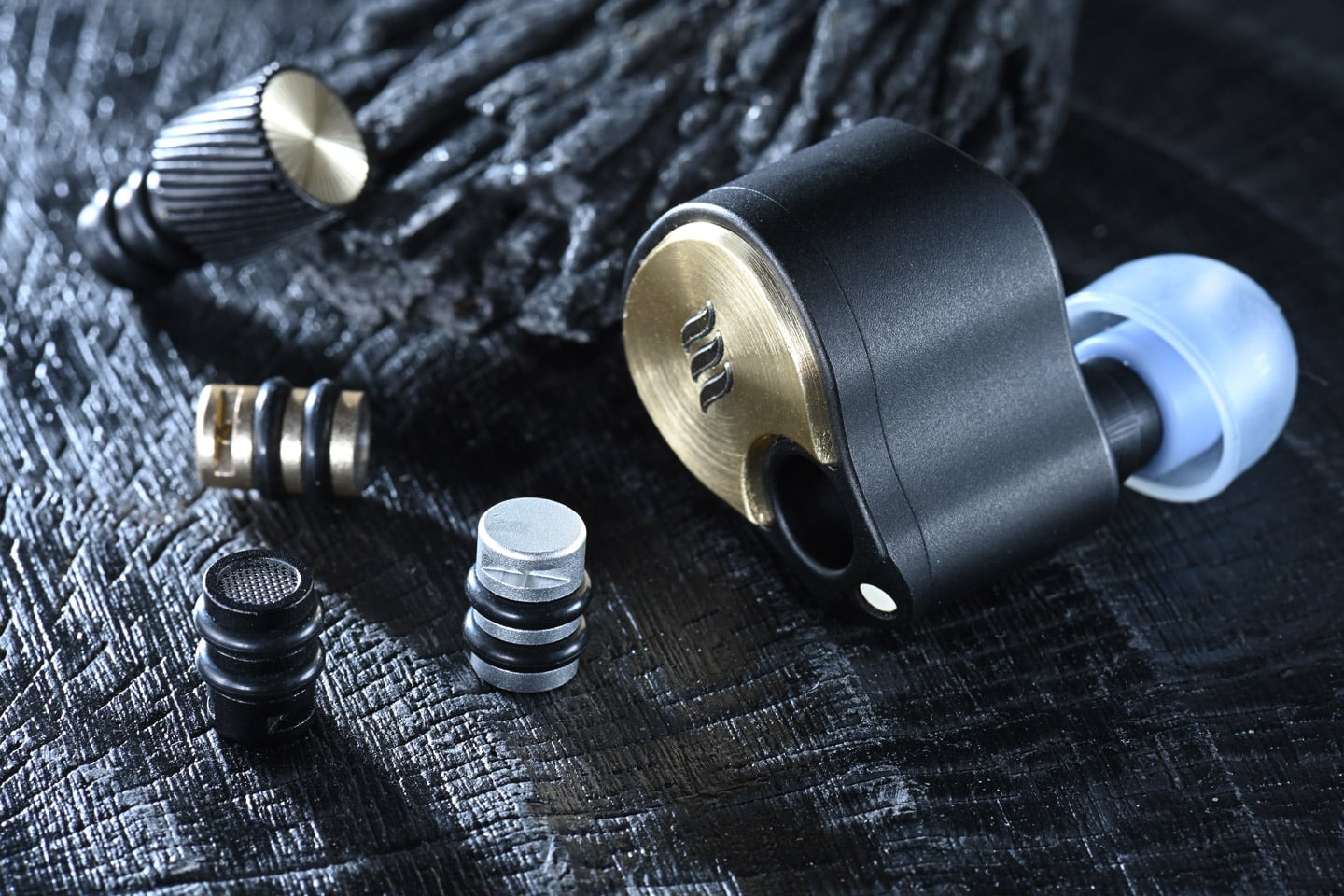 新加坡品牌 Effect Audio 與 FATFreq 聯手推出限量 200 對的 Grand Maestro Anniversary Founders&rsquo; Edition（簡稱 GMA FE），不僅是一次產品的誕生，更像是兩位創辦人關於聲音藝術的深刻交流。Effect Audio 以細膩的線材工藝著稱，FATFreq 則在入耳監聽耳機領域擁有豐富經驗。兩者合作，試圖在聲音細節與整體平衡之間尋找新方向，為旗艦級耳機重新定義。