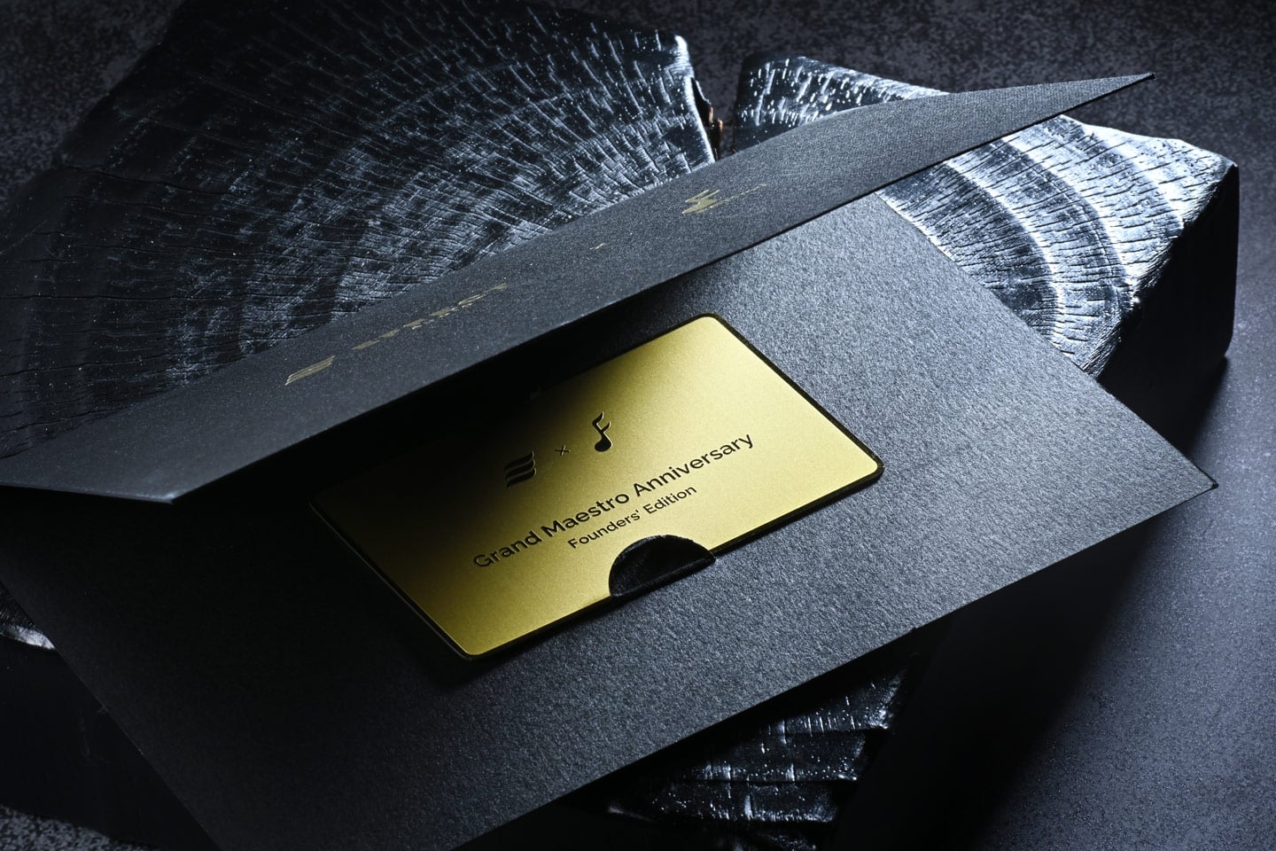 新加坡品牌 Effect Audio 與 FATFreq 聯手推出限量 200 對的 Grand Maestro Anniversary Founders&rsquo; Edition（簡稱 GMA FE），不僅是一次產品的誕生，更像是兩位創辦人關於聲音藝術的深刻交流。Effect Audio 以細膩的線材工藝著稱，FATFreq 則在入耳監聽耳機領域擁有豐富經驗。兩者合作，試圖在聲音細節與整體平衡之間尋找新方向，為旗艦級耳機重新定義。