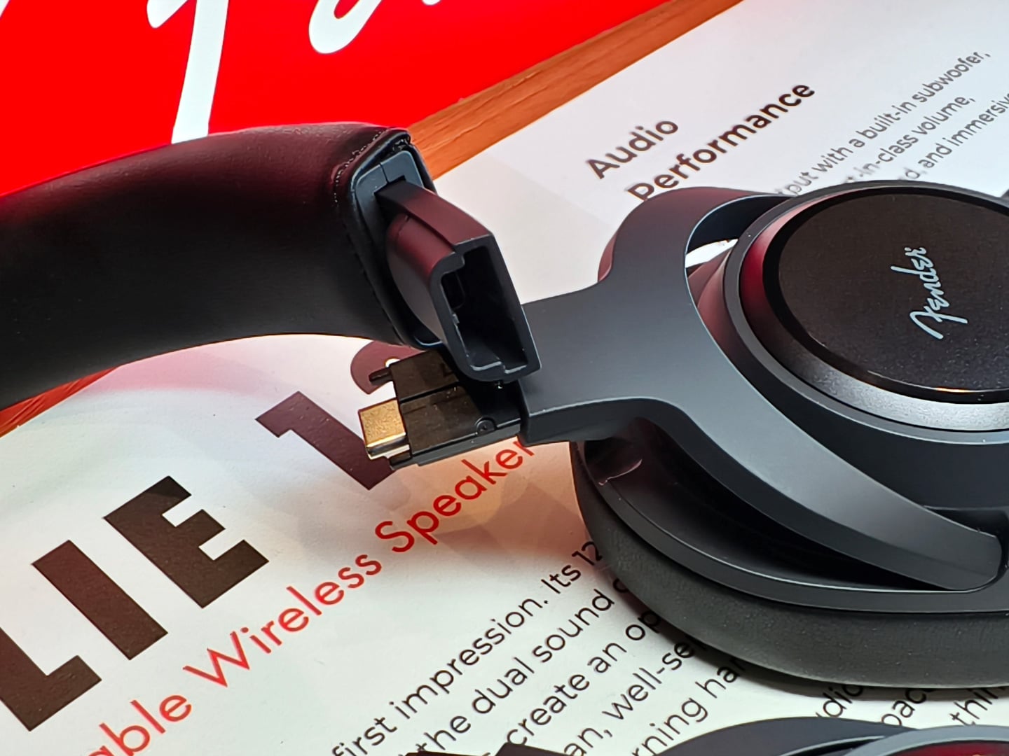 美國品牌 Fender Audio 近日帶來兩款備受注目的新品&mdash;&mdash;首款主動式降噪頭戴藍牙耳機 MIX，以及多功能藍牙喇叭系列 ELIE 6 和 ELIE 12。這些產品不僅延續品牌逾 70 年的音樂精神，更在設計與功能上各有特色，為用家帶來不同的聆聽享受。