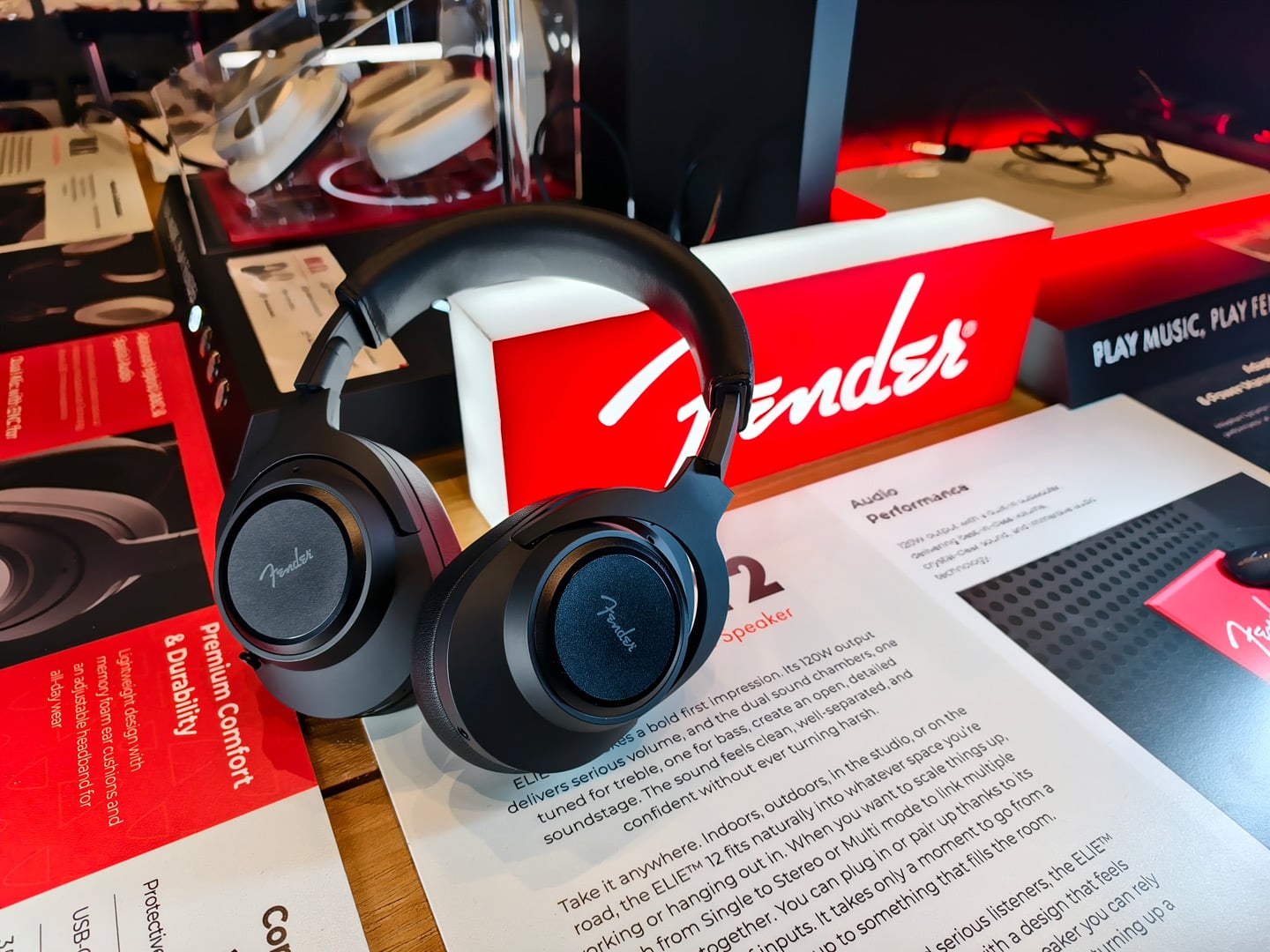 美國品牌 Fender Audio 近日帶來兩款備受注目的新品&mdash;&mdash;首款主動式降噪頭戴藍牙耳機 MIX，以及多功能藍牙喇叭系列 ELIE 6 和 ELIE 12。這些產品不僅延續品牌逾 70 年的音樂精神，更在設計與功能上各有特色，為用家帶來不同的聆聽享受。