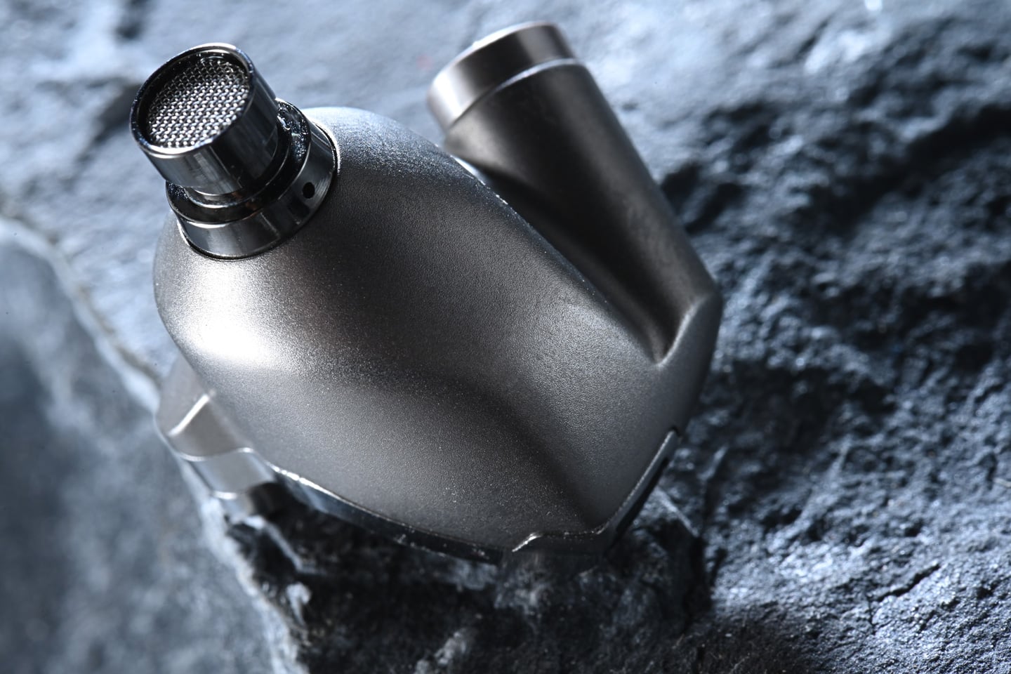 Acoustune 最新推出的 HS3000 篳篥以日本雅樂中歷史悠久的管樂器命名，象徵著它所追求的渾厚與清晰音色。耳機承襲並升級了品牌獨有的可換式腔體 Ver 2.0 技術，不僅令單元腔體更加穩固，佩戴舒適度與音質表現亦達到該系列以來的高峰。