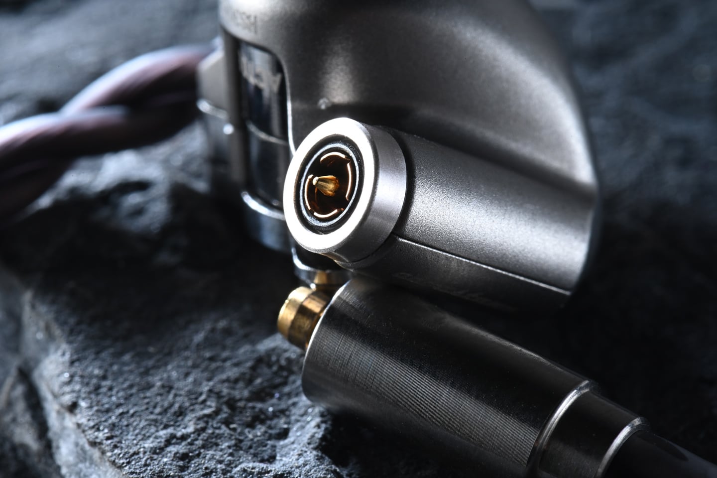 Acoustune 最新推出的 HS3000 篳篥以日本雅樂中歷史悠久的管樂器命名，象徵著它所追求的渾厚與清晰音色。耳機承襲並升級了品牌獨有的可換式腔體 Ver 2.0 技術，不僅令單元腔體更加穩固，佩戴舒適度與音質表現亦達到該系列以來的高峰。