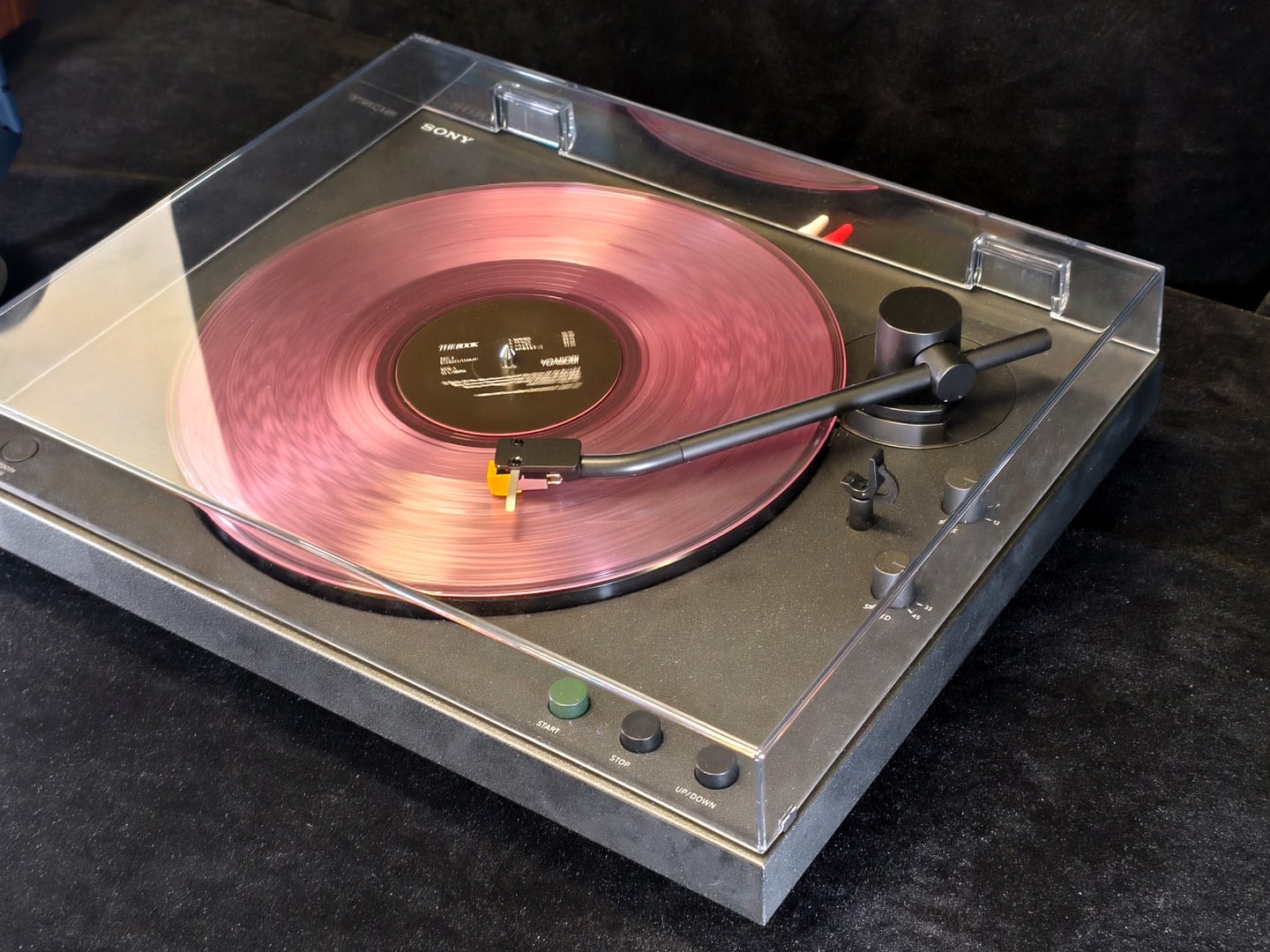 十年前，Sony 曾在香港推出深受音響愛好者喜愛的黑膠唱盤 PS-HX500。時隔一個十年，Sony 今日（2 月 11 日）再度推出全新黑膠唱盤 PS-LX5BT，為入門用家及音響愛好者帶來兼具無線連接與高品質音效的產品。