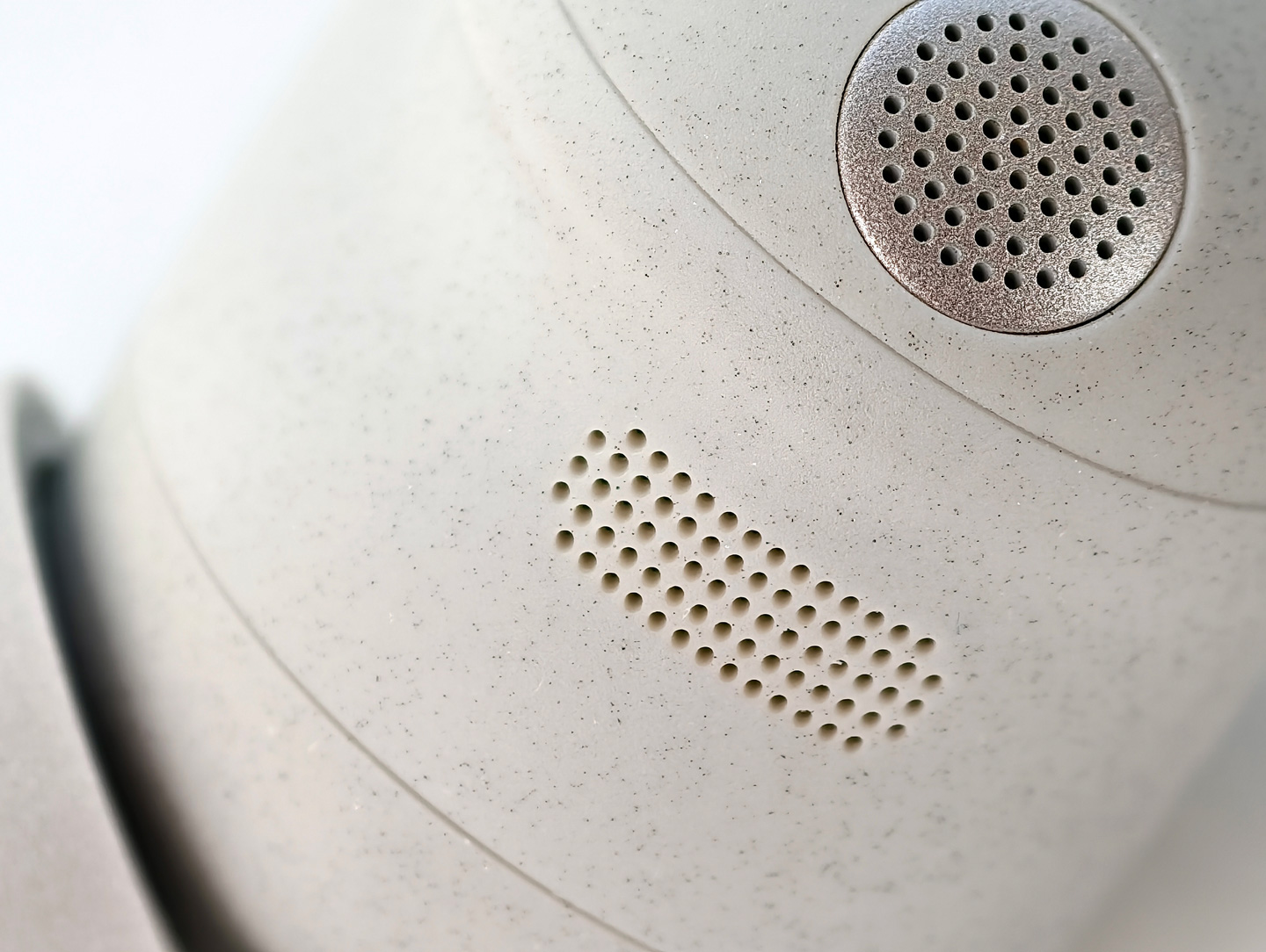 Sony 最新推出的 WF-1000XM6 真無線耳機，繼續鞏固其在降噪技術與音質表現上的領先地位。耳機不僅配備了全新開發的 HD 降噪處理器 QN3e，能夠精準偵測並消除多頻段噪音，帶來更寧靜的聆聽環境，無論是在繁忙街道還是嘈雜的公共交通工具上，都能有效隔絕外界干擾。