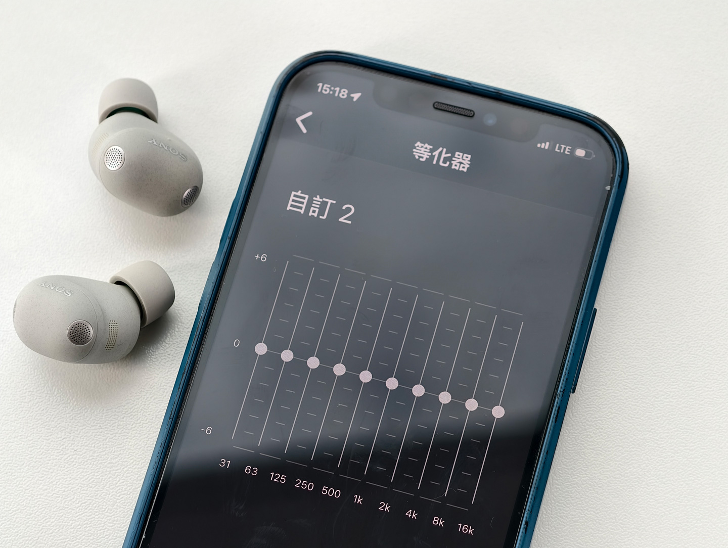 Sony 最新推出的 WF-1000XM6 真無線耳機，繼續鞏固其在降噪技術與音質表現上的領先地位。耳機不僅配備了全新開發的 HD 降噪處理器 QN3e，能夠精準偵測並消除多頻段噪音，帶來更寧靜的聆聽環境，無論是在繁忙街道還是嘈雜的公共交通工具上，都能有效隔絕外界干擾。
