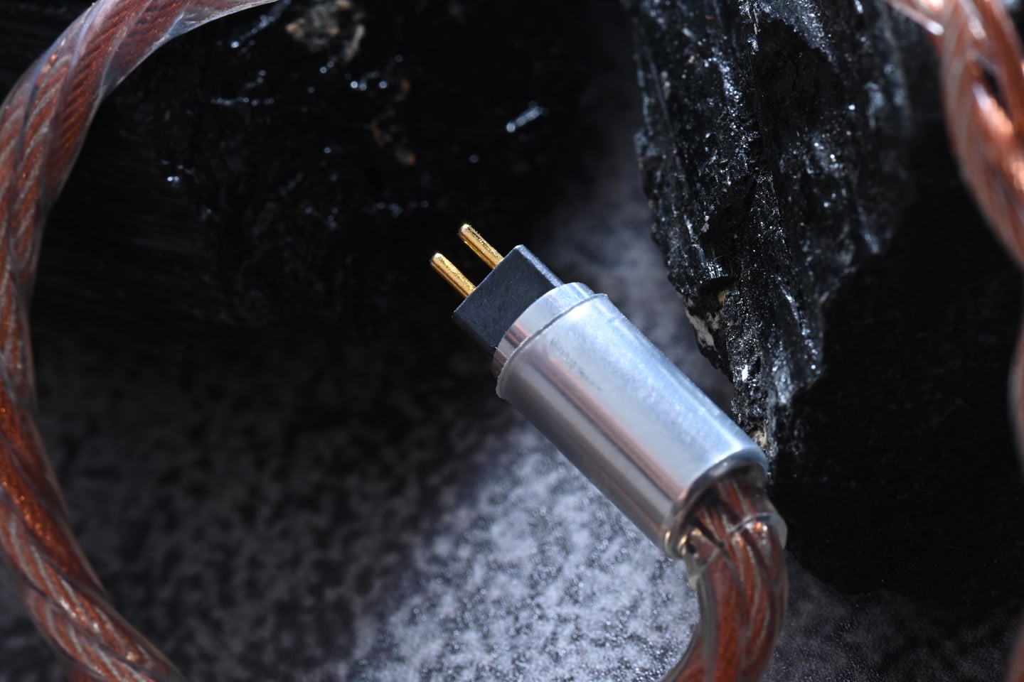 升級線材無疑是提升耳機音質的重要關鍵，能帶來更細膩、清晰且層次分明的聲音體驗。CrossLambda 最新推出的 Dimension Ultimate 旗艦級耳機升級線，採用突破性的三材質複合導體技術與多層屏蔽設計，深受注重音質細節的用家青睞。那麼，當耳機接上這條升級線後，究竟能帶來多大的音質提升呢？