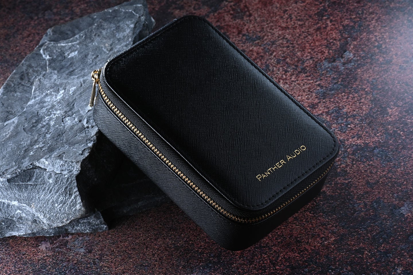 Panther Audio 最新推出的 Luminis DH4 已正式開售，早前它曾在多個耳機展中供玩家試聽，獲得不錯的口碑。新耳機採用紫色幻沙樹脂外殼，每副耳機的紋理都獨一無二，視覺效果相當吸引。當中用上雙圈雙鐵的單元結構，在聲學設計上特別注重低頻的厚度與節奏感，適合喜歡 ACG 或電子音樂的用家。