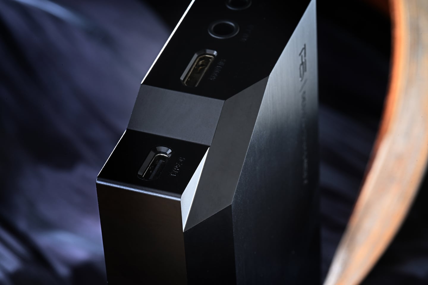 HiBy 最新推出的旗艦播放器 RS8 II,承載了不少音響發燒友的厚望。作為 RS8 的後繼機型,RS8 II 不僅在硬件規格上實現了大幅升級,更在聲音調校與使用體驗上進行了全面改進。它搭載了 Qualcomm 頂尖的 Dragonwing QCS8550 處理器,結合 HiBy 自家研發的第三代 DARWIN R2R DAC 架構,以及創新的 Adaptive 自適應混合放大系統和 Sankofa AI 音色克隆技術,讓 RS8 II 在競爭激烈的高階市場中找到獨特定位。
筆者認為,RS8 II 最吸引人的地方,是它在實際使用感受與聲音表現之間取得了難得的平衡,既有旗艦級的硬件實力,也兼顧了音色的溫暖與細膩。