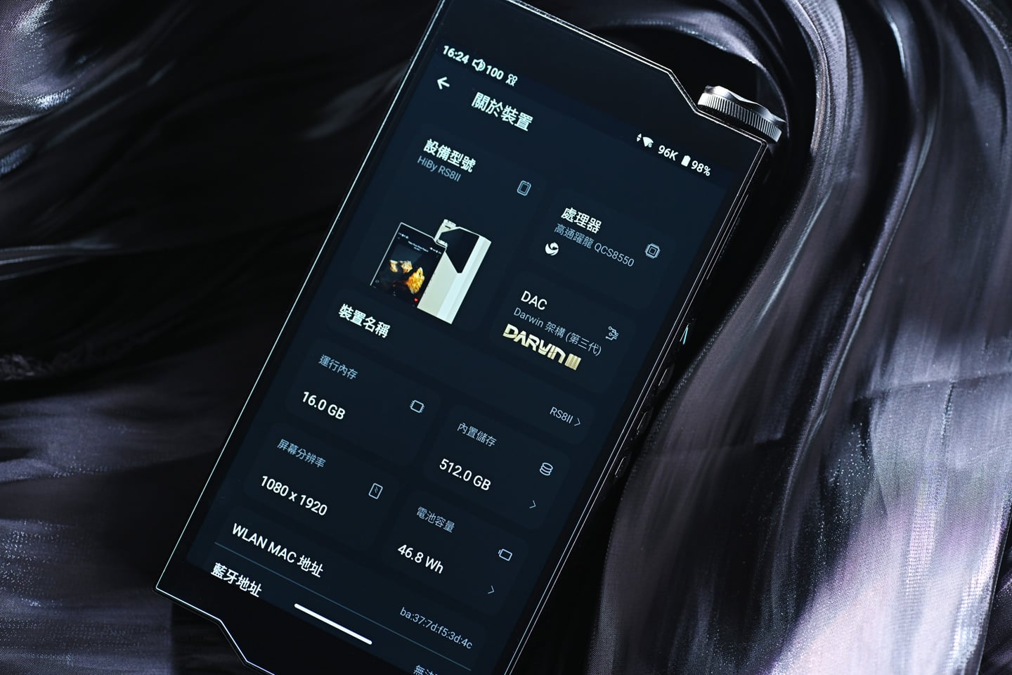HiBy 最新推出的旗艦播放器 RS8 II,承載了不少音響發燒友的厚望。作為 RS8 的後繼機型,RS8 II 不僅在硬件規格上實現了大幅升級,更在聲音調校與使用體驗上進行了全面改進。它搭載了 Qualcomm 頂尖的 Dragonwing QCS8550 處理器,結合 HiBy 自家研發的第三代 DARWIN R2R DAC 架構,以及創新的 Adaptive 自適應混合放大系統和 Sankofa AI 音色克隆技術,讓 RS8 II 在競爭激烈的高階市場中找到獨特定位。
筆者認為,RS8 II 最吸引人的地方,是它在實際使用感受與聲音表現之間取得了難得的平衡,既有旗艦級的硬件實力,也兼顧了音色的溫暖與細膩。