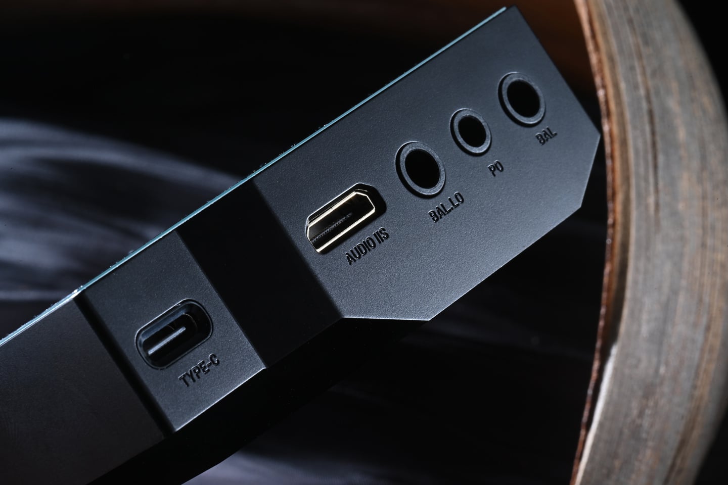 HiBy 最新推出的旗艦播放器 RS8 II,承載了不少音響發燒友的厚望。作為 RS8 的後繼機型,RS8 II 不僅在硬件規格上實現了大幅升級,更在聲音調校與使用體驗上進行了全面改進。它搭載了 Qualcomm 頂尖的 Dragonwing QCS8550 處理器,結合 HiBy 自家研發的第三代 DARWIN R2R DAC 架構,以及創新的 Adaptive 自適應混合放大系統和 Sankofa AI 音色克隆技術,讓 RS8 II 在競爭激烈的高階市場中找到獨特定位。
筆者認為,RS8 II 最吸引人的地方,是它在實際使用感受與聲音表現之間取得了難得的平衡,既有旗艦級的硬件實力,也兼顧了音色的溫暖與細膩。