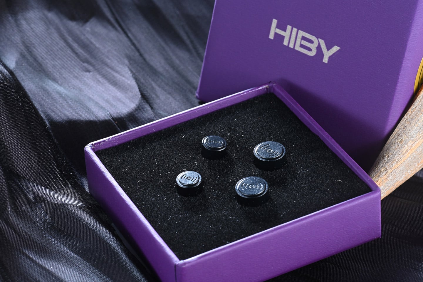 HiBy 最新推出的旗艦播放器 RS8 II,承載了不少音響發燒友的厚望。作為 RS8 的後繼機型,RS8 II 不僅在硬件規格上實現了大幅升級,更在聲音調校與使用體驗上進行了全面改進。它搭載了 Qualcomm 頂尖的 Dragonwing QCS8550 處理器,結合 HiBy 自家研發的第三代 DARWIN R2R DAC 架構,以及創新的 Adaptive 自適應混合放大系統和 Sankofa AI 音色克隆技術,讓 RS8 II 在競爭激烈的高階市場中找到獨特定位。
筆者認為,RS8 II 最吸引人的地方,是它在實際使用感受與聲音表現之間取得了難得的平衡,既有旗艦級的硬件實力,也兼顧了音色的溫暖與細膩。