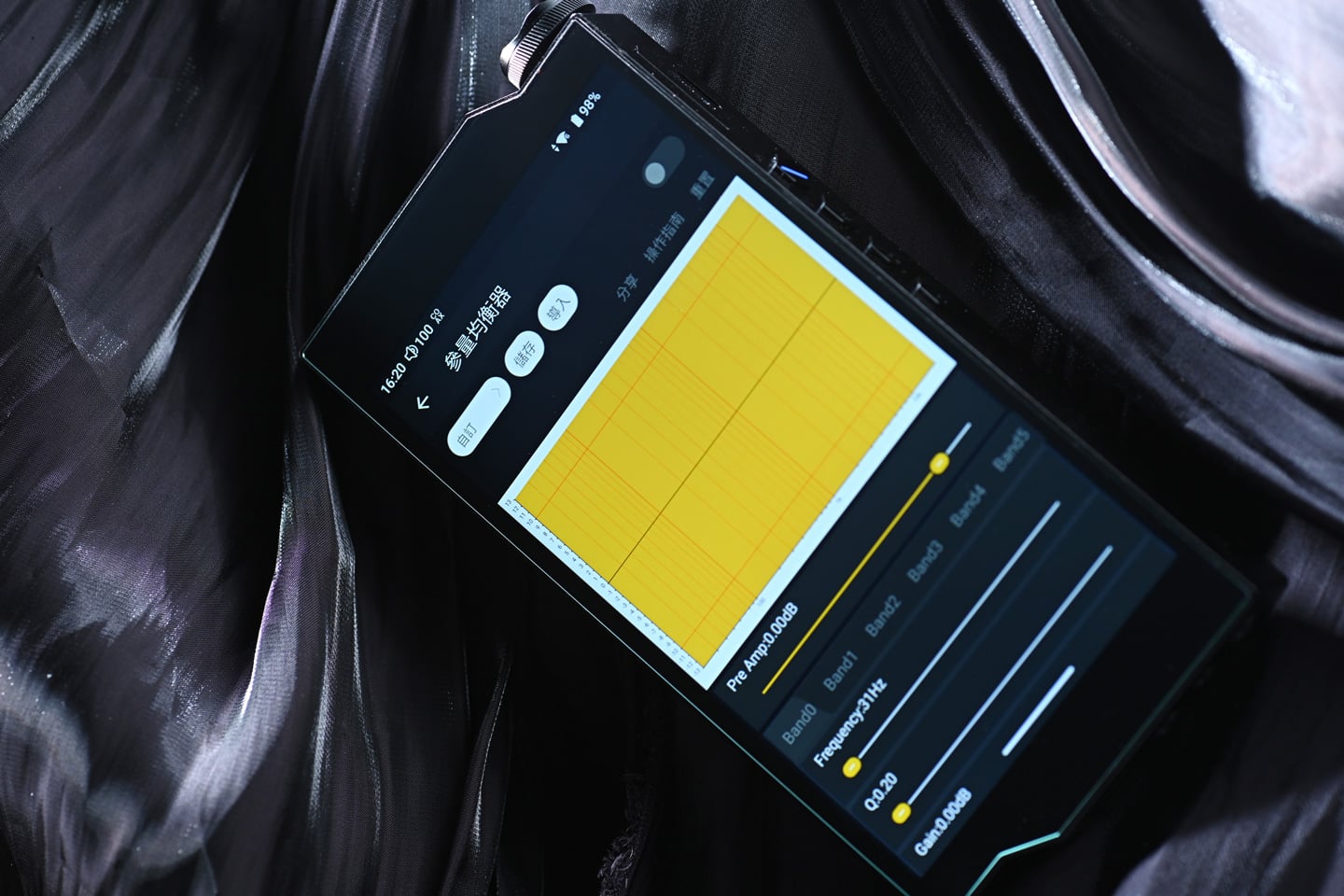 HiBy 最新推出的旗艦播放器 RS8 II,承載了不少音響發燒友的厚望。作為 RS8 的後繼機型,RS8 II 不僅在硬件規格上實現了大幅升級,更在聲音調校與使用體驗上進行了全面改進。它搭載了 Qualcomm 頂尖的 Dragonwing QCS8550 處理器,結合 HiBy 自家研發的第三代 DARWIN R2R DAC 架構,以及創新的 Adaptive 自適應混合放大系統和 Sankofa AI 音色克隆技術,讓 RS8 II 在競爭激烈的高階市場中找到獨特定位。
筆者認為,RS8 II 最吸引人的地方,是它在實際使用感受與聲音表現之間取得了難得的平衡,既有旗艦級的硬件實力,也兼顧了音色的溫暖與細膩。