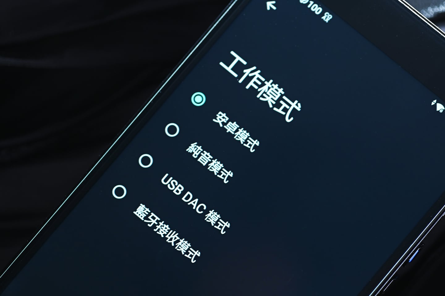 HiBy 最新推出的旗艦播放器 RS8 II,承載了不少音響發燒友的厚望。作為 RS8 的後繼機型,RS8 II 不僅在硬件規格上實現了大幅升級,更在聲音調校與使用體驗上進行了全面改進。它搭載了 Qualcomm 頂尖的 Dragonwing QCS8550 處理器,結合 HiBy 自家研發的第三代 DARWIN R2R DAC 架構,以及創新的 Adaptive 自適應混合放大系統和 Sankofa AI 音色克隆技術,讓 RS8 II 在競爭激烈的高階市場中找到獨特定位。
筆者認為,RS8 II 最吸引人的地方,是它在實際使用感受與聲音表現之間取得了難得的平衡,既有旗艦級的硬件實力,也兼顧了音色的溫暖與細膩。