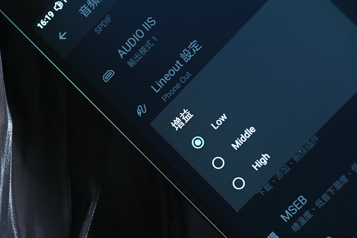 HiBy 最新推出的旗艦播放器 RS8 II,承載了不少音響發燒友的厚望。作為 RS8 的後繼機型,RS8 II 不僅在硬件規格上實現了大幅升級,更在聲音調校與使用體驗上進行了全面改進。它搭載了 Qualcomm 頂尖的 Dragonwing QCS8550 處理器,結合 HiBy 自家研發的第三代 DARWIN R2R DAC 架構,以及創新的 Adaptive 自適應混合放大系統和 Sankofa AI 音色克隆技術,讓 RS8 II 在競爭激烈的高階市場中找到獨特定位。
筆者認為,RS8 II 最吸引人的地方,是它在實際使用感受與聲音表現之間取得了難得的平衡,既有旗艦級的硬件實力,也兼顧了音色的溫暖與細膩。