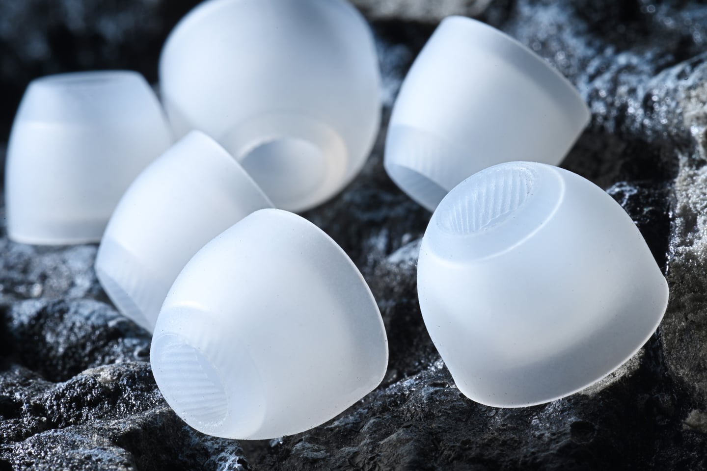 說起監聽耳機，你會不會覺得它們通常聽起來比較冷冰冰，甚至有點「mon 聲」？其實，Vortex Reference 就打破了這個印象。作為一個長期研究線材的品牌，他們希望有一款工具能夠真實反映聲音本質，不刻意修飾，讓你聽見最原始的聲音，成為音響愛好者和資深發燒友檢視聲音的終極依據。全球限量 100 對，每對都有獨立編號，彰顯它的珍貴與獨特。