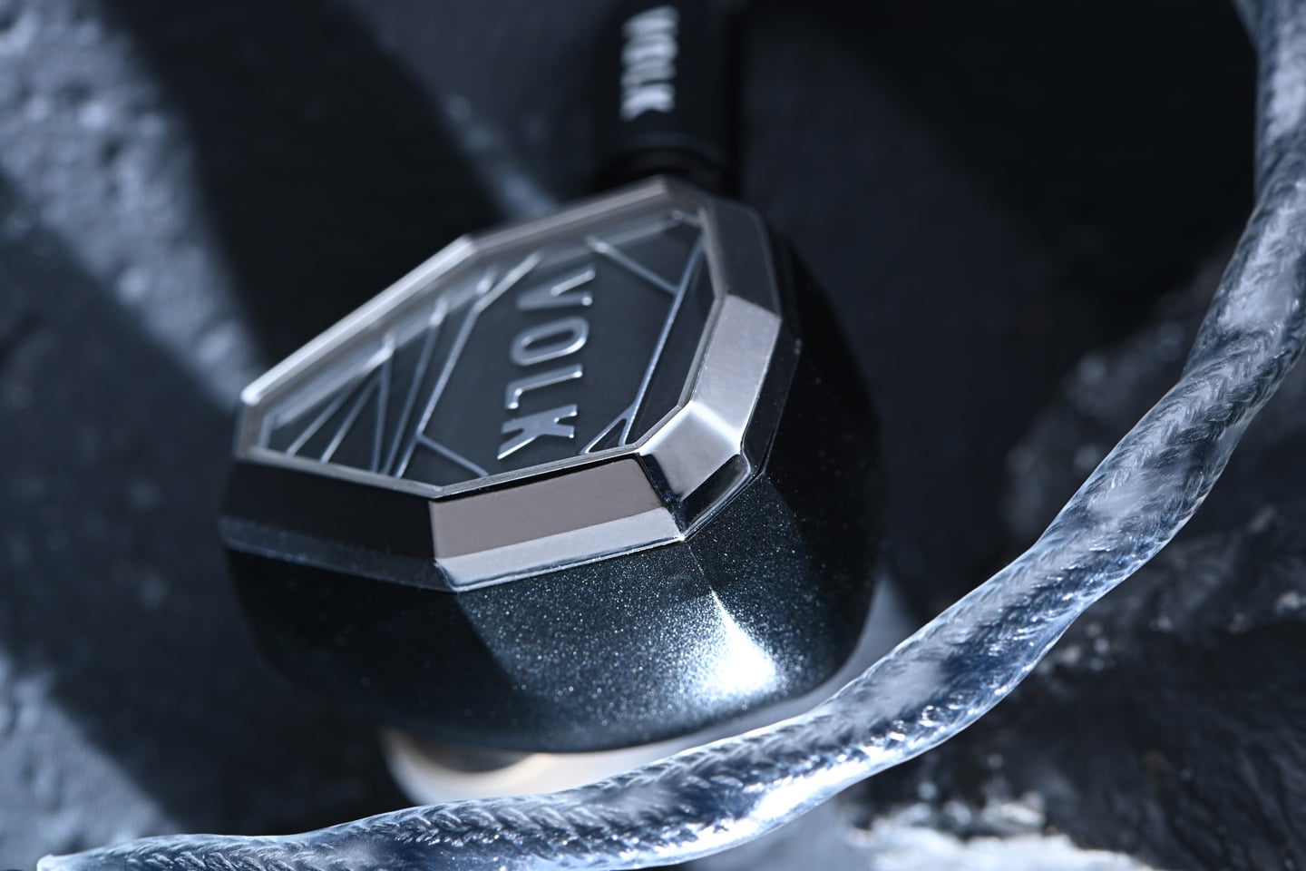 Astell&Kern 與 Volk Audio 攜手推出的 Stella，是專為追求聲音精準與真實感的用家製作的頂級入耳式監聽耳機。結合 AK 的精密工程、Volk Audio 的聲學設計，以及格林美獎母帶工程師 Michael Graves 的調音經驗，Stella 以全金屬外殼提升耐用度與共振控制，並根據 Astell&Kern SP4000 播放器調音，呈現更匹配的音色效果。