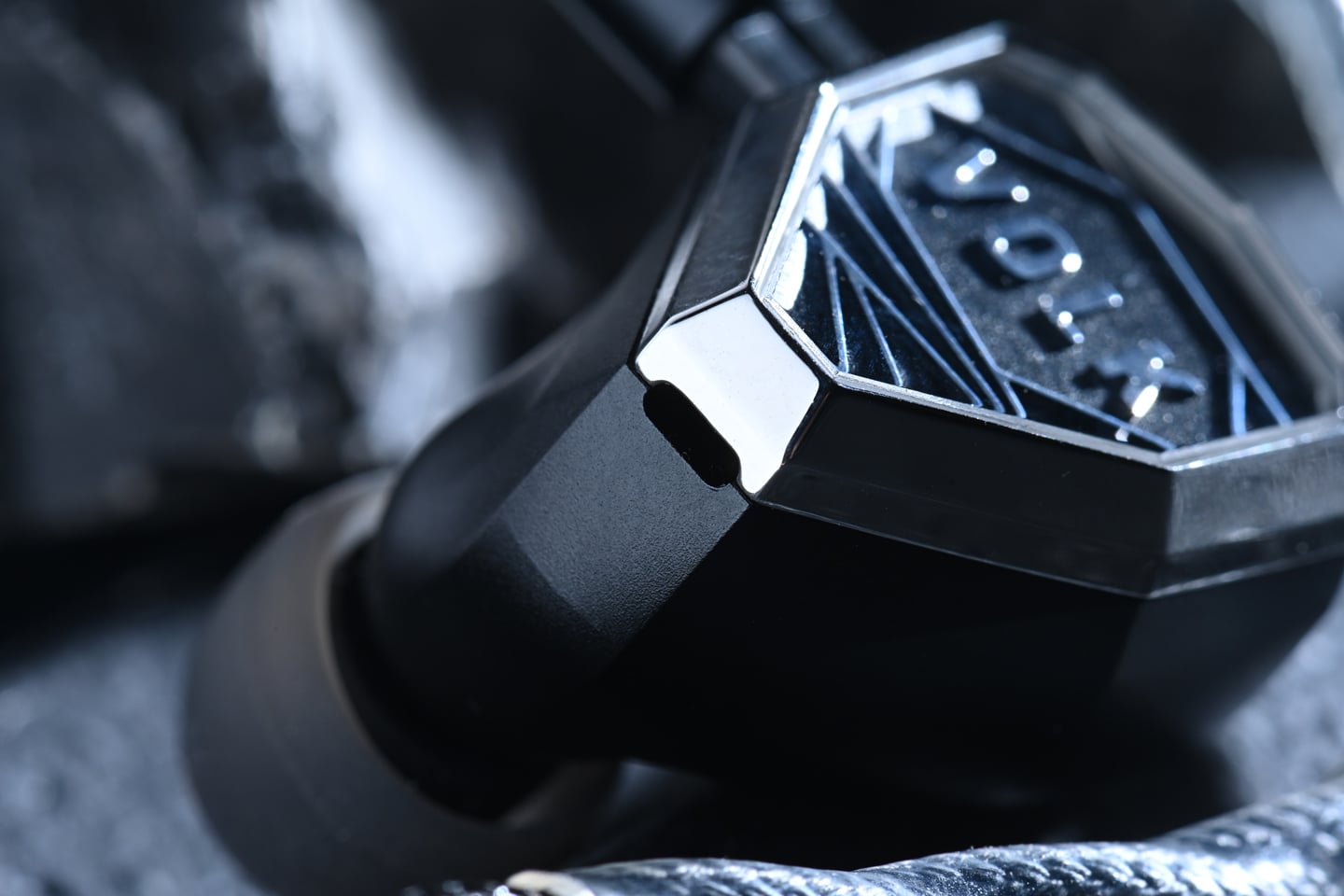 Astell&Kern 與 Volk Audio 攜手推出的 Stella，是專為追求聲音精準與真實感的用家製作的頂級入耳式監聽耳機。結合 AK 的精密工程、Volk Audio 的聲學設計，以及格林美獎母帶工程師 Michael Graves 的調音經驗，Stella 以全金屬外殼提升耐用度與共振控制，並根據 Astell&Kern SP4000 播放器調音，呈現更匹配的音色效果。