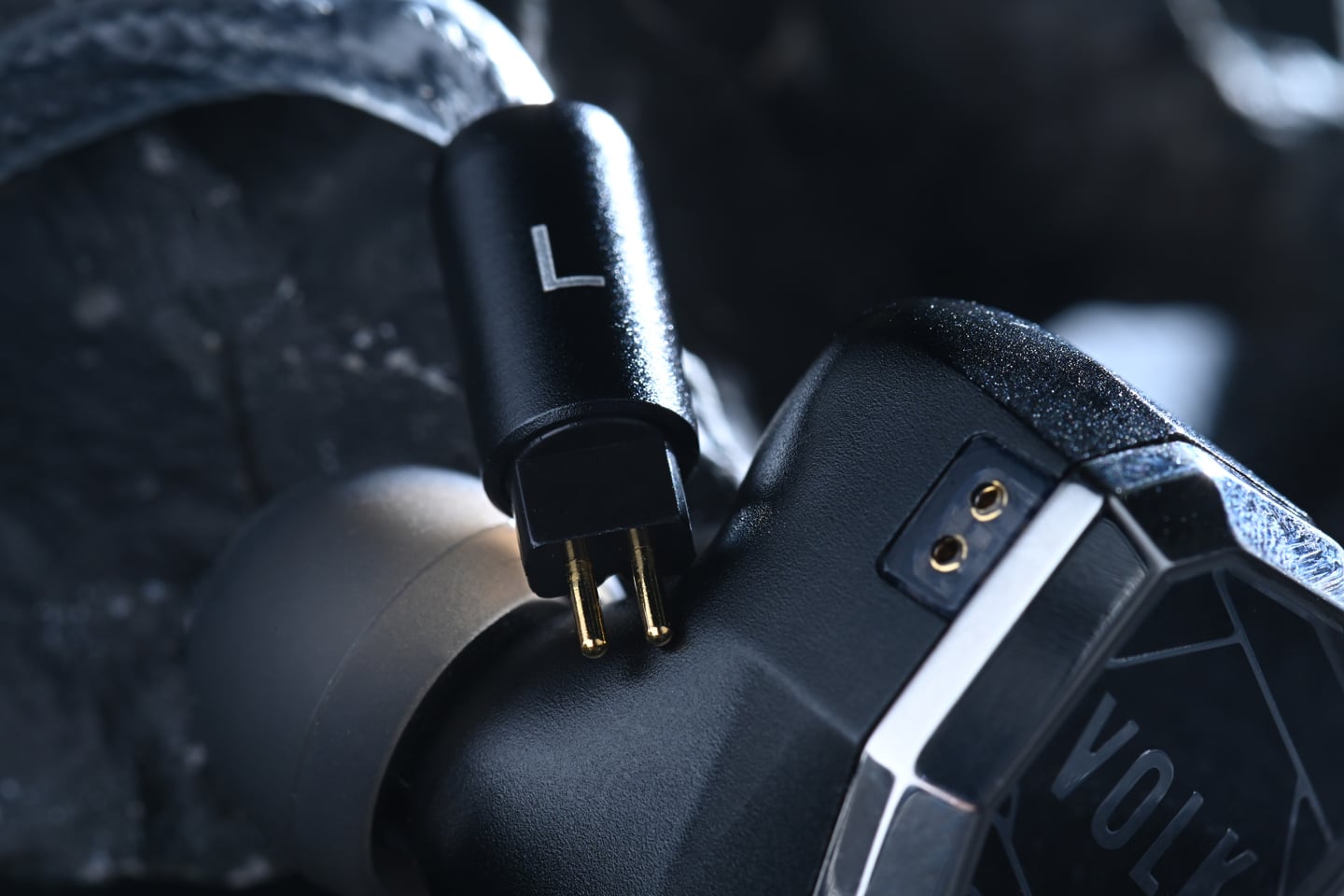Astell&Kern 與 Volk Audio 攜手推出的 Stella，是專為追求聲音精準與真實感的用家製作的頂級入耳式監聽耳機。結合 AK 的精密工程、Volk Audio 的聲學設計，以及格林美獎母帶工程師 Michael Graves 的調音經驗，Stella 以全金屬外殼提升耐用度與共振控制，並根據 Astell&Kern SP4000 播放器調音，呈現更匹配的音色效果。