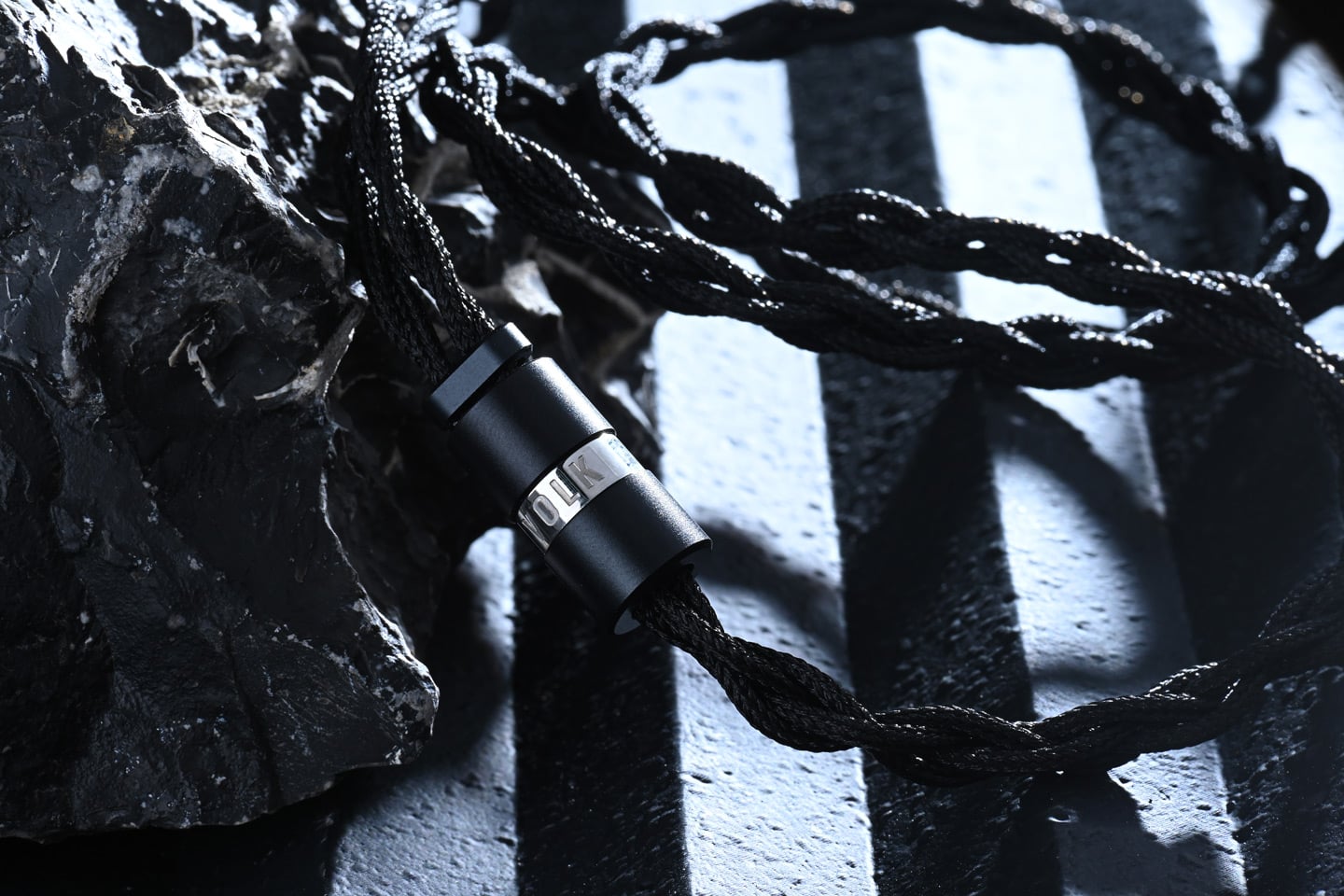 Astell&Kern 與 Volk Audio 攜手推出的 Stella，是專為追求聲音精準與真實感的用家製作的頂級入耳式監聽耳機。結合 AK 的精密工程、Volk Audio 的聲學設計，以及格林美獎母帶工程師 Michael Graves 的調音經驗，Stella 以全金屬外殼提升耐用度與共振控制，並根據 Astell&Kern SP4000 播放器調音，呈現更匹配的音色效果。