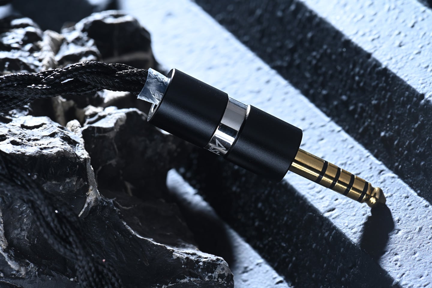 Astell&Kern 與 Volk Audio 攜手推出的 Stella，是專為追求聲音精準與真實感的用家製作的頂級入耳式監聽耳機。結合 AK 的精密工程、Volk Audio 的聲學設計，以及格林美獎母帶工程師 Michael Graves 的調音經驗，Stella 以全金屬外殼提升耐用度與共振控制，並根據 Astell&Kern SP4000 播放器調音，呈現更匹配的音色效果。