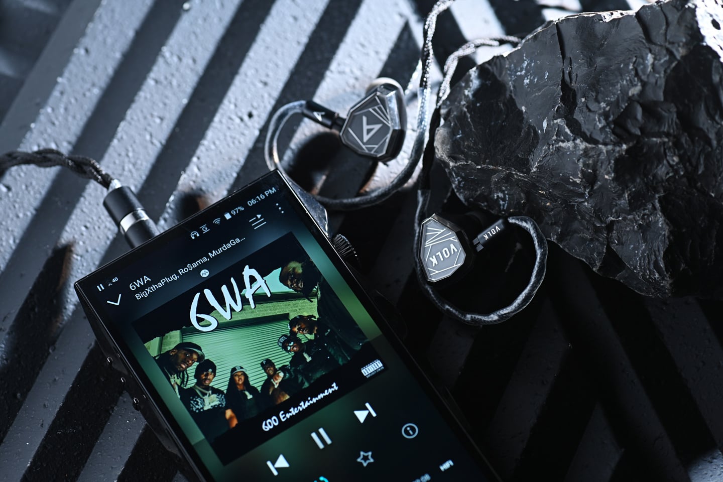 Astell&Kern 與 Volk Audio 攜手推出的 Stella，是專為追求聲音精準與真實感的用家製作的頂級入耳式監聽耳機。結合 AK 的精密工程、Volk Audio 的聲學設計，以及格林美獎母帶工程師 Michael Graves 的調音經驗，Stella 以全金屬外殼提升耐用度與共振控制，並根據 Astell&Kern SP4000 播放器調音，呈現更匹配的音色效果。