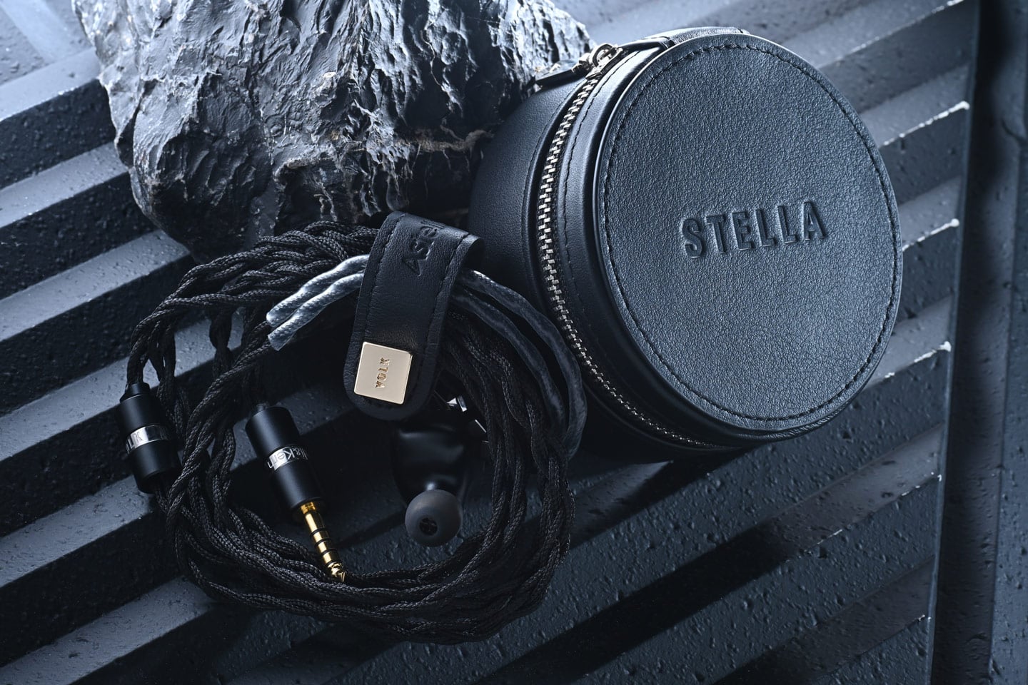 Astell&Kern 與 Volk Audio 攜手推出的 Stella，是專為追求聲音精準與真實感的用家製作的頂級入耳式監聽耳機。結合 AK 的精密工程、Volk Audio 的聲學設計，以及格林美獎母帶工程師 Michael Graves 的調音經驗，Stella 以全金屬外殼提升耐用度與共振控制，並根據 Astell&Kern SP4000 播放器調音，呈現更匹配的音色效果。