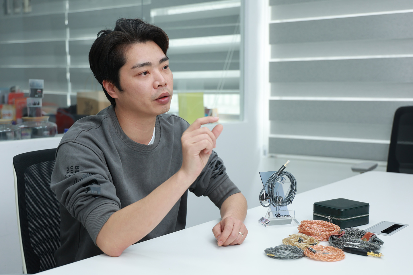 在香港的耳機發燒圈子裡，提到「爬山繩」，玩家腦海中總會浮現出一種編織獨特的線材。這正是 Vortex 的成名作。創辦人 Oscar 擁有時裝設計與首飾製作的背景，這份對美感的執著，讓他在 2018 年決定打破音響線材「冷冰冰」的傳統形象，將美學與工藝融入線材製作，開創出一條與眾不同的發展路線。