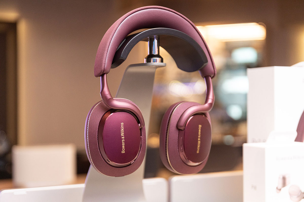 Denon 最新 Denon Home 系列網絡串流喇叭最近正式抵港，3 款新型號 Denon Home 200、400 及 600 都加入了 Dolby Atmos 3D 音效的支援，而且配備了 HEOS 3.0 系統，進一步加強音樂串流體驗。同場推出的還有 Denon 首款支援藍牙發射功能的黑膠唱盤 DP-500BT，以及 B&W 兩款熱賣藍牙耳機 Pi8、Px7 S3 帶來新配色選擇。