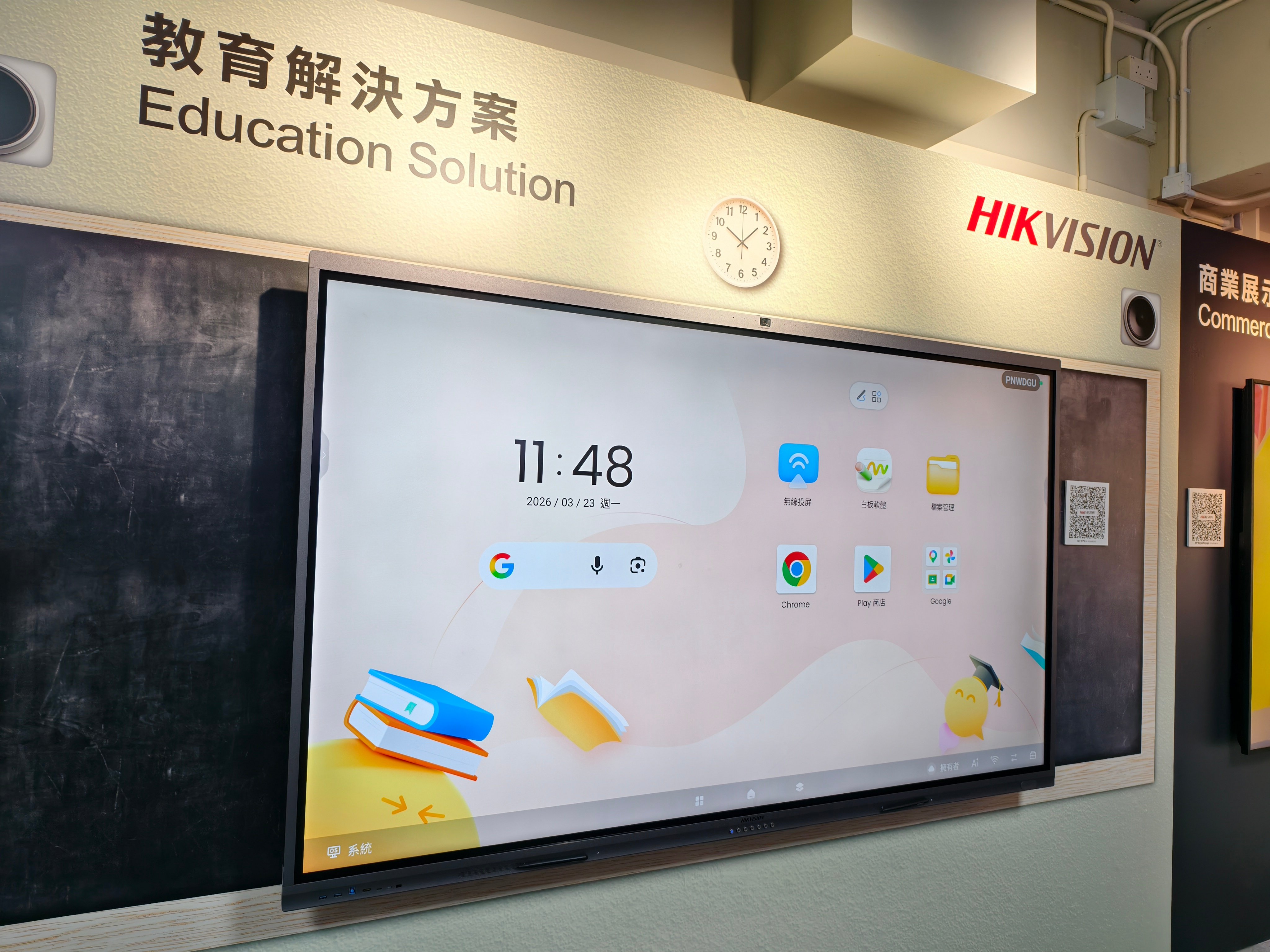 講起海康威視，大家可能第一時間想到閉路電視，但原來他們近年也將 AI 技術融入屏幕，更與香港人熟悉的中港照相合作，把一系列智能顯示產品引入本地市場。最令人驚喜的是，以往僅應用於學校或公司的互動屏幕，如今推出了 65 吋的「入屋版」，讓一般家庭也能更容易使用。