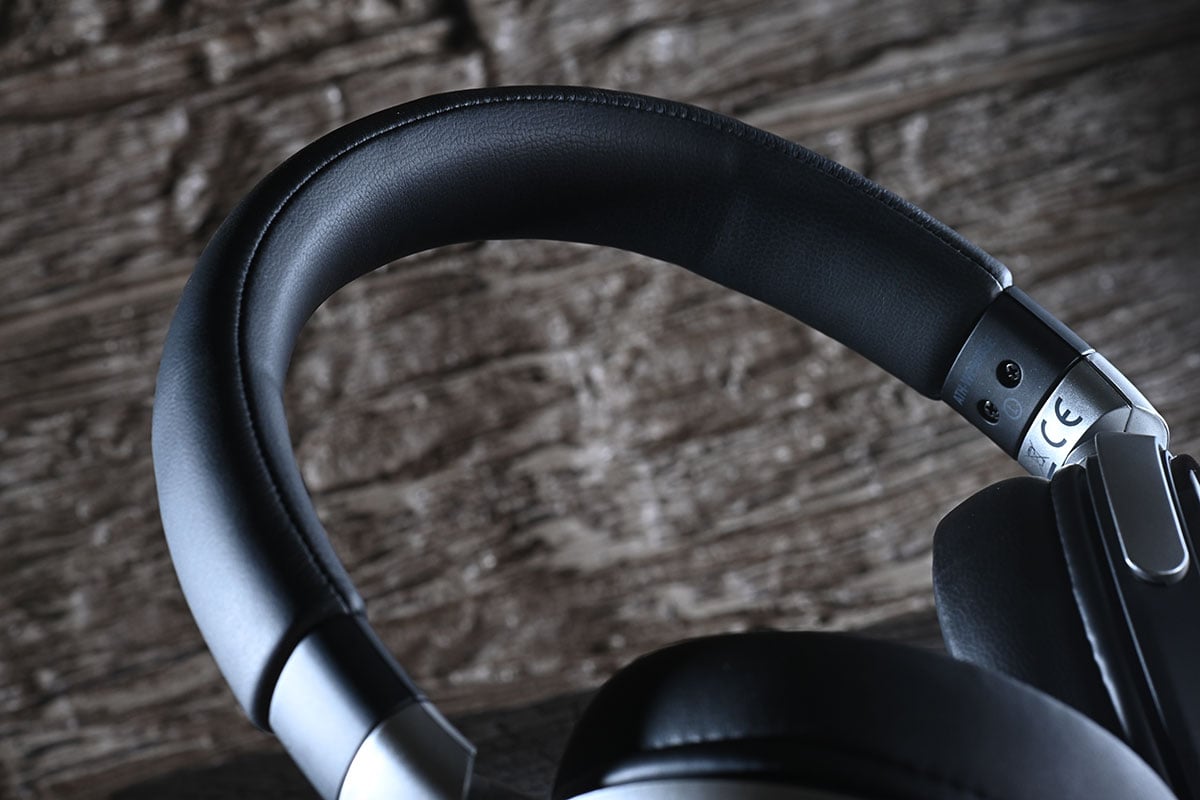 Audio-Technica 自 1996 年首款木殼耳機 ATH-W10VTG 誕生以來，「木」就成為了廠方調音的精髓之一。最近，他們就推出了以經典便攜型號 ATH-WP900 作為藍本的限量升級版 ATH-WP900SE（Special Edition）。不只外面板換上了極具視覺衝擊力、靈感源自電結他經典塗裝的「三色漸層」飾面，更透過木材和單元的重新調配，讓音色更專注於弦樂的呈現，實際聽感上的提升其實遠不止於此。