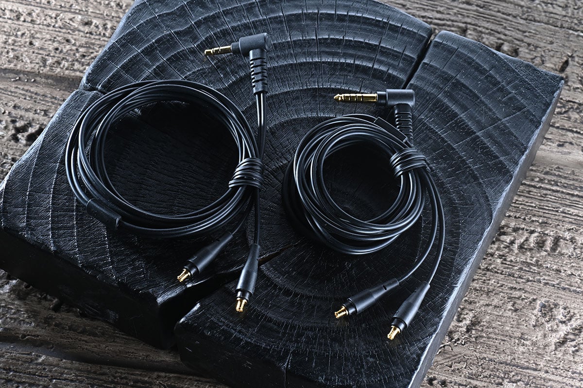 Audio-Technica 自 1996 年首款木殼耳機 ATH-W10VTG 誕生以來，「木」就成為了廠方調音的精髓之一。最近，他們就推出了以經典便攜型號 ATH-WP900 作為藍本的限量升級版 ATH-WP900SE（Special Edition）。不只外面板換上了極具視覺衝擊力、靈感源自電結他經典塗裝的「三色漸層」飾面，更透過木材和單元的重新調配，讓音色更專注於弦樂的呈現，實際聽感上的提升其實遠不止於此。