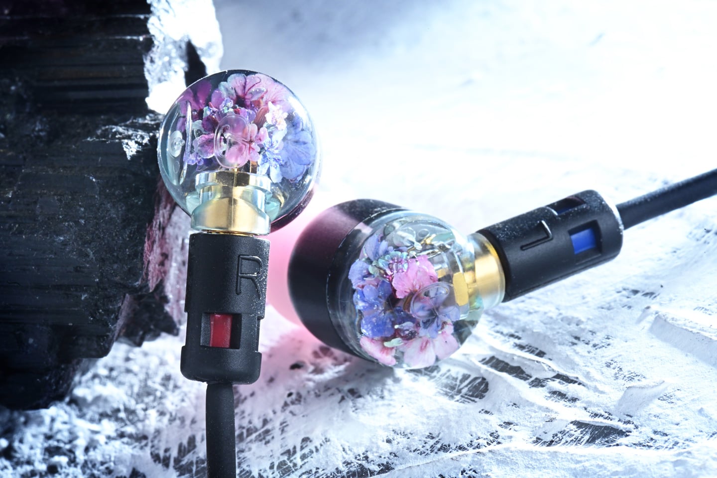 日本品牌 Intime 特別為香港 CanJam 帶來兩款限量 50 件的獨家新作&mdash;&mdash;君子蘭 Clivia（黃）和飛信子 Hyacinth（紫），令人充滿期待。Intime 對香港市場的重視由來已久，早前曾推出「燒賣 ShuMai」這款香港限定耳機，成功將本地文化元素融入設計，獲得不少好評。這次再度以香港為焦點，推出結合聲學技術與日本傳統工藝的混合單元入耳式耳機，展現對香港耳機愛好者的誠意與尊重。每對耳機內嵌乾花，獨一無二。