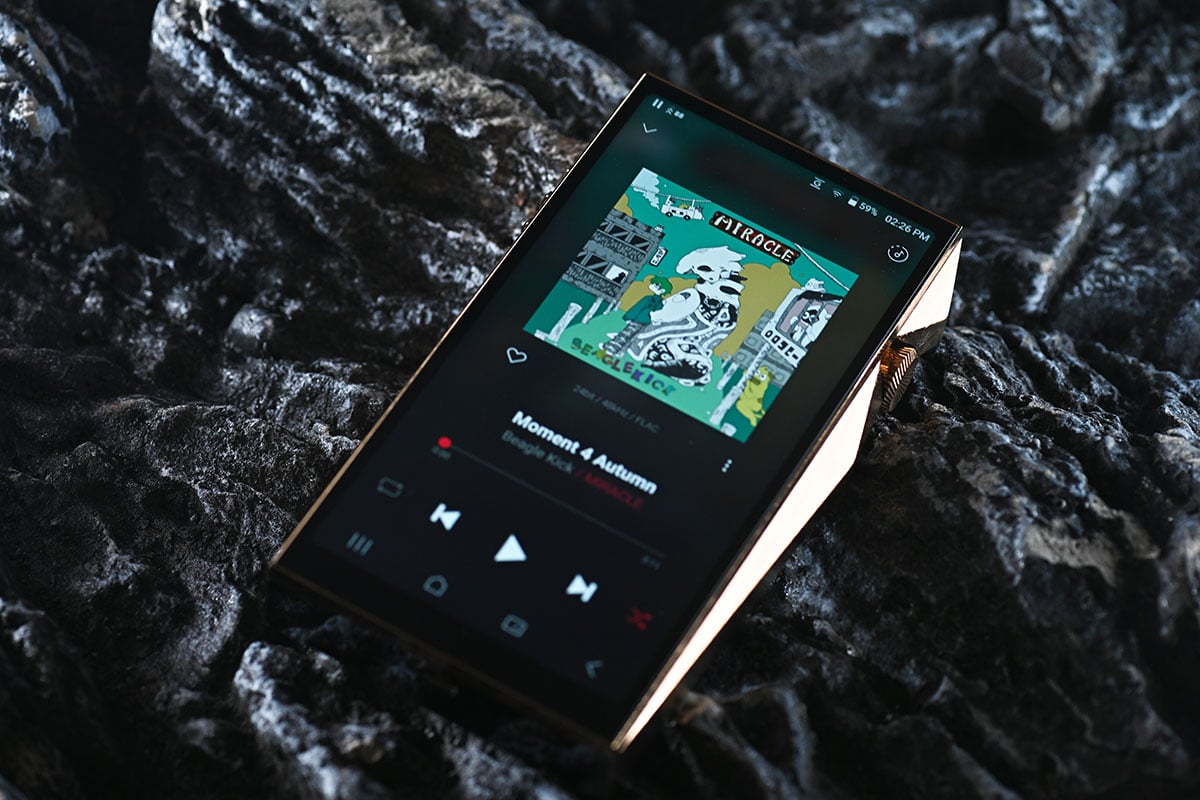 當 Astell&Kern 在 2025 年中推出 SP4000 不鏽鋼版本的時候，除了讓不少發燒友感慨「機皇歸位」之外，還有就是對 Copper 銅版的期待。當然，熟悉 AK 的朋友都知道，他們的「銅版」從來不只是換個外殼那麼簡單。從 SP1000 Copper 到 SP3000 Copper，銅版往往代表著對聲音更醇美音色的追求。今次 SP4000 Copper 以 99.98% 超高純銅打造，到底能否延續這份「銅」版魅力？