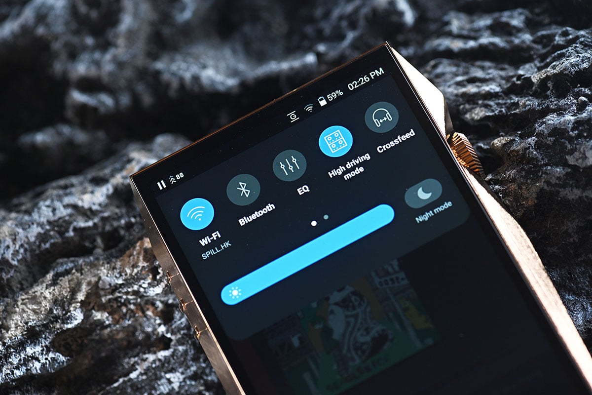 當 Astell&Kern 在 2025 年中推出 SP4000 不鏽鋼版本的時候，除了讓不少發燒友感慨「機皇歸位」之外，還有就是對 Copper 銅版的期待。當然，熟悉 AK 的朋友都知道，他們的「銅版」從來不只是換個外殼那麼簡單。從 SP1000 Copper 到 SP3000 Copper，銅版往往代表著對聲音更醇美音色的追求。今次 SP4000 Copper 以 99.98% 超高純銅打造，到底能否延續這份「銅」版魅力？