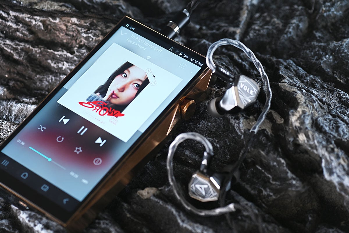當 Astell&Kern 在 2025 年中推出 SP4000 不鏽鋼版本的時候，除了讓不少發燒友感慨「機皇歸位」之外，還有就是對 Copper 銅版的期待。當然，熟悉 AK 的朋友都知道，他們的「銅版」從來不只是換個外殼那麼簡單。從 SP1000 Copper 到 SP3000 Copper，銅版往往代表著對聲音更醇美音色的追求。今次 SP4000 Copper 以 99.98% 超高純銅打造，到底能否延續這份「銅」版魅力？