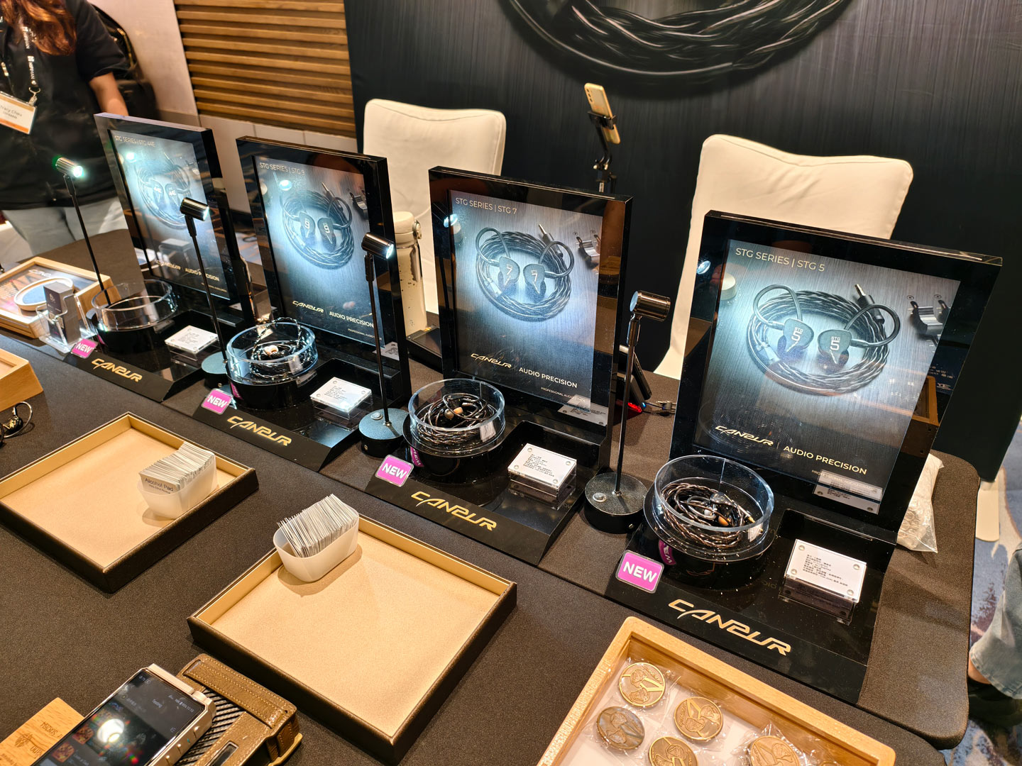 全球知名的個人音頻展會品牌 CanJam Global 的香港站，已於剛過去的週六、日在香港海洋公園萬豪酒店舉行並圓滿結束。今年的展會吸引了更多耳機品牌參展，參觀者可以直接與品牌代表交流，並且看到許多最新產品和工程樣板機。展會中特別挑選了多款備受矚目的熱門新品，這些產品大多數預計會在 2026 年第二季正式面世。