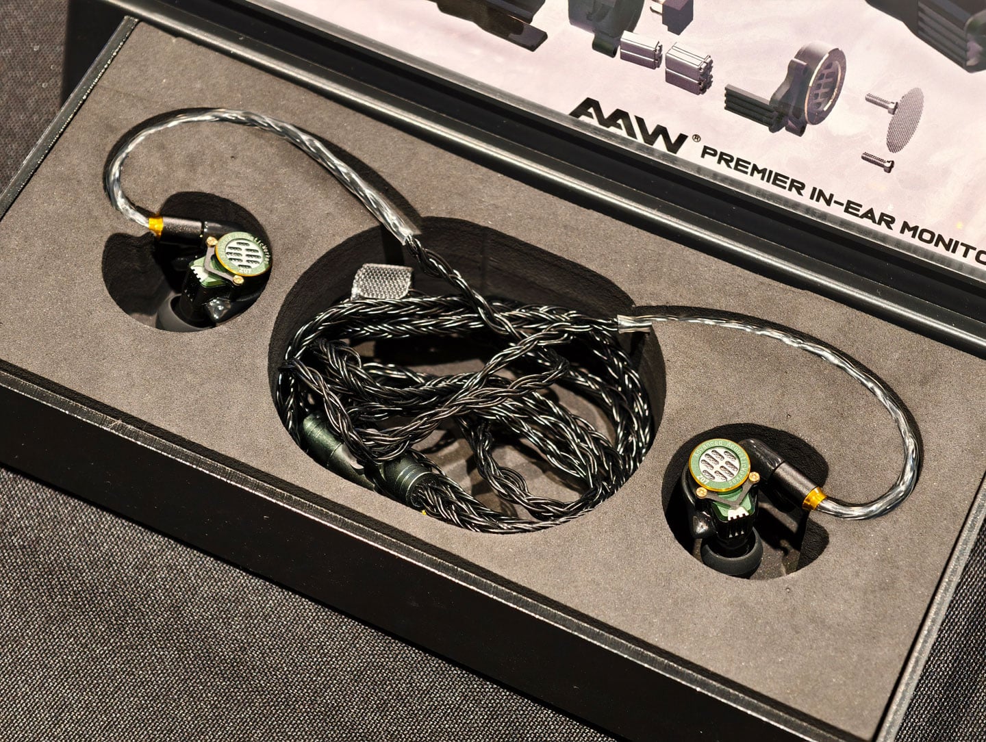 全球知名的個人音頻展會品牌 CanJam Global 的香港站，已於剛過去的週六、日在香港海洋公園萬豪酒店舉行並圓滿結束。今年的展會吸引了更多耳機品牌參展，參觀者可以直接與品牌代表交流，並且看到許多最新產品和工程樣板機。展會中特別挑選了多款備受矚目的熱門新品，這些產品大多數預計會在 2026 年第二季正式面世。