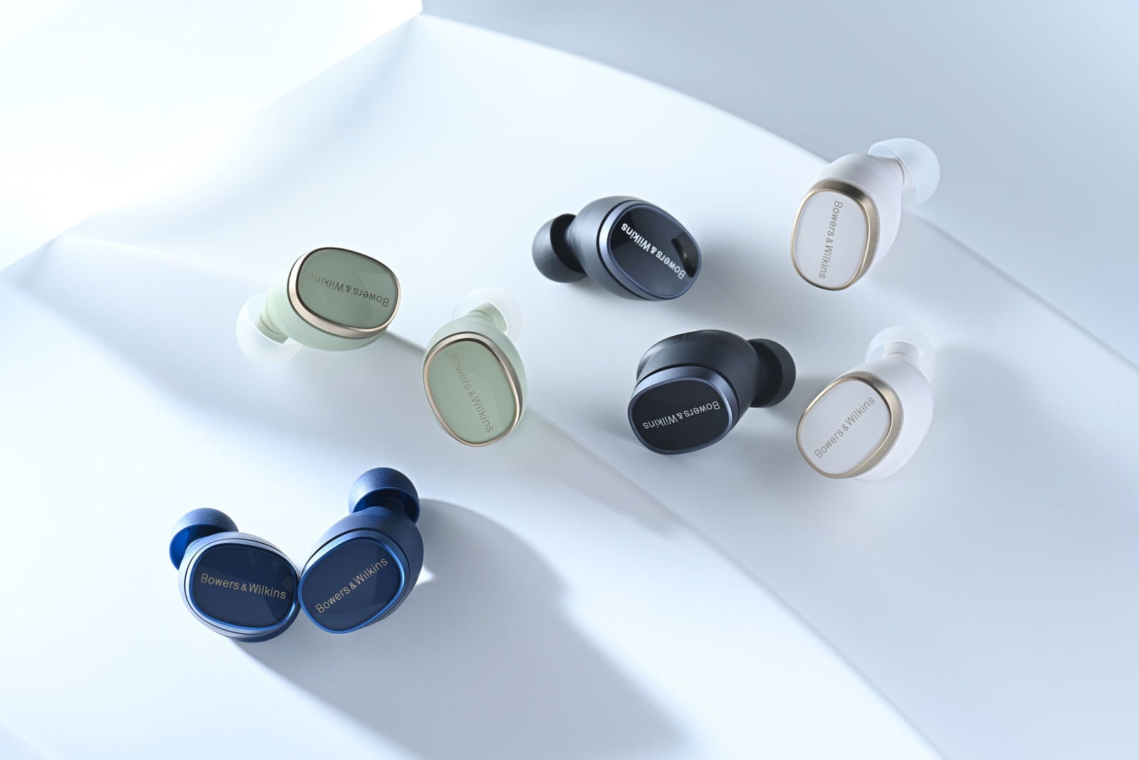 最近，來自英國的音響品牌 Bowers & Wilkins 為旗下旗艦真無線耳機 Bowers & Wilkins Pi8 再添新裝，推出新色 Pale Mauve（淺紫紅）；連同早於 2025 年 9 月登場的 Dark Burgundy（深紅酒色），以及原有配色，整個系列現已擴展至多達 7 種顏色。對一副主打聲音表現的耳機而言，這樣的色彩選擇，多少讓它多了一份貼近日常的玩味，也更像一件可以隨身搭配的私人物品。
不過，Pi8 的吸引力從來不止於外觀。負責其調音的工程團隊當中，有部分正是曾參與開發品牌傳奇之作&mdash;&mdash;Bowers & Wilkins Nautilus（鸚鵡螺）與 800 Diamond 系列喇叭的資深工程師，而後者更是連 Abbey Road Studios 這家世界級錄音室也在使用的參考級系統。換言之，這副小小的真無線耳機，其實承載著一整套來自高級音響領域的聲音經驗。
當然，買一副旗艦真無線耳機，如果只因為「新色好看」就入手，未免有點太衝動了。但如果你正在使用一些質素普通（卻沒有便宜多少）的耳機，又開始在意聲音的細節與質感，那麼就算撇開這些誘人的新配色，Pi8 本身依然是一個相當值得認真考慮的選擇。若然你仍在觀望，不妨看看以下這 6 個理由，會不會讓你更想把它帶進日常生活之中。