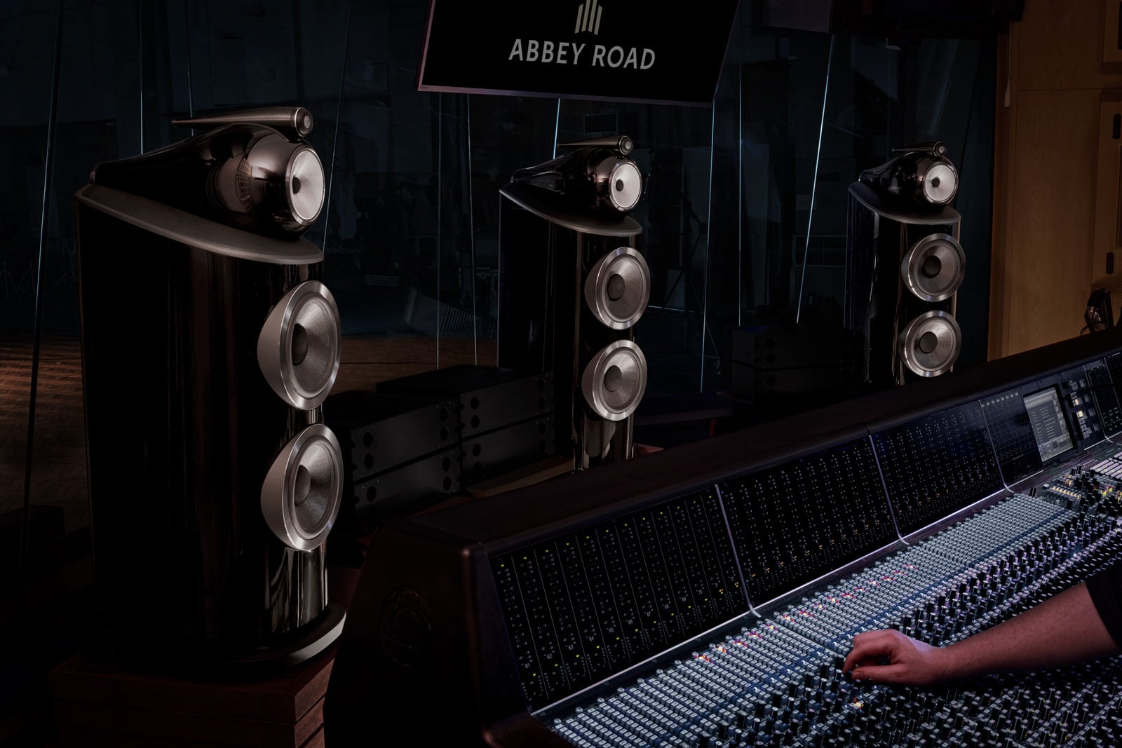 最近，來自英國的音響品牌 Bowers & Wilkins 為旗下旗艦真無線耳機 Bowers & Wilkins Pi8 再添新裝，推出新色 Pale Mauve（淺紫紅）；連同早於 2025 年 9 月登場的 Dark Burgundy（深紅酒色），以及原有配色，整個系列現已擴展至多達 7 種顏色。對一副主打聲音表現的耳機而言，這樣的色彩選擇，多少讓它多了一份貼近日常的玩味，也更像一件可以隨身搭配的私人物品。
不過，Pi8 的吸引力從來不止於外觀。負責其調音的工程團隊當中，有部分正是曾參與開發品牌傳奇之作&mdash;&mdash;Bowers & Wilkins Nautilus（鸚鵡螺）與 800 Diamond 系列喇叭的資深工程師，而後者更是連 Abbey Road Studios 這家世界級錄音室也在使用的參考級系統。換言之，這副小小的真無線耳機，其實承載著一整套來自高級音響領域的聲音經驗。
當然，買一副旗艦真無線耳機，如果只因為「新色好看」就入手，未免有點太衝動了。但如果你正在使用一些質素普通（卻沒有便宜多少）的耳機，又開始在意聲音的細節與質感，那麼就算撇開這些誘人的新配色，Pi8 本身依然是一個相當值得認真考慮的選擇。若然你仍在觀望，不妨看看以下這 6 個理由，會不會讓你更想把它帶進日常生活之中。