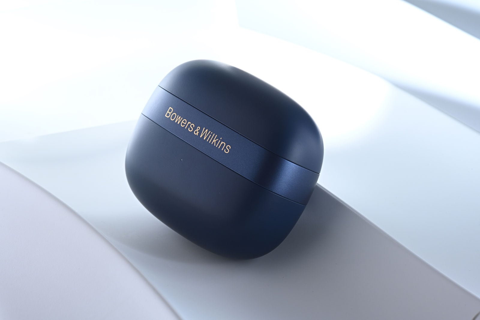 最近，來自英國的音響品牌 Bowers & Wilkins 為旗下旗艦真無線耳機 Bowers & Wilkins Pi8 再添新裝，推出新色 Pale Mauve（淺紫紅）；連同早於 2025 年 9 月登場的 Dark Burgundy（深紅酒色），以及原有配色，整個系列現已擴展至多達 7 種顏色。對一副主打聲音表現的耳機而言，這樣的色彩選擇，多少讓它多了一份貼近日常的玩味，也更像一件可以隨身搭配的私人物品。
不過，Pi8 的吸引力從來不止於外觀。負責其調音的工程團隊當中，有部分正是曾參與開發品牌傳奇之作&mdash;&mdash;Bowers & Wilkins Nautilus（鸚鵡螺）與 800 Diamond 系列喇叭的資深工程師，而後者更是連 Abbey Road Studios 這家世界級錄音室也在使用的參考級系統。換言之，這副小小的真無線耳機，其實承載著一整套來自高級音響領域的聲音經驗。
當然，買一副旗艦真無線耳機，如果只因為「新色好看」就入手，未免有點太衝動了。但如果你正在使用一些質素普通（卻沒有便宜多少）的耳機，又開始在意聲音的細節與質感，那麼就算撇開這些誘人的新配色，Pi8 本身依然是一個相當值得認真考慮的選擇。若然你仍在觀望，不妨看看以下這 6 個理由，會不會讓你更想把它帶進日常生活之中。