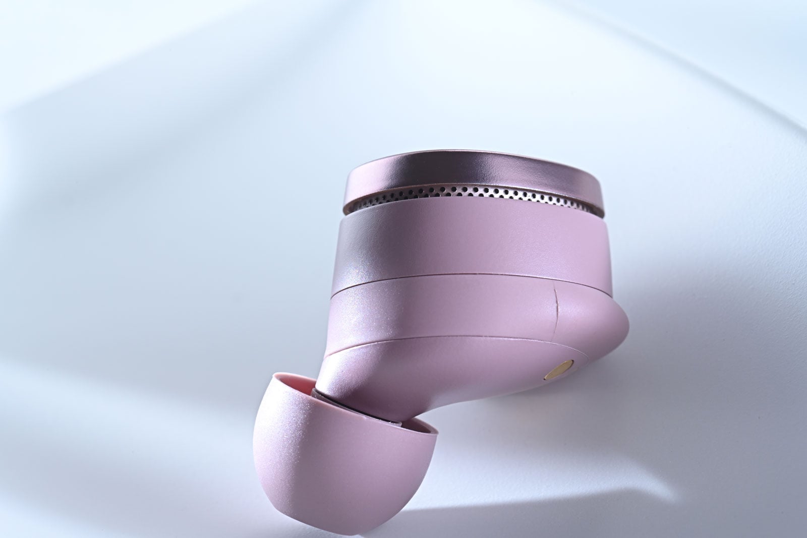 最近，來自英國的音響品牌 Bowers & Wilkins 為旗下旗艦真無線耳機 Bowers & Wilkins Pi8 再添新裝，推出新色 Pale Mauve（淺紫紅）；連同早於 2025 年 9 月登場的 Dark Burgundy（深紅酒色），以及原有配色，整個系列現已擴展至多達 7 種顏色。對一副主打聲音表現的耳機而言，這樣的色彩選擇，多少讓它多了一份貼近日常的玩味，也更像一件可以隨身搭配的私人物品。
不過，Pi8 的吸引力從來不止於外觀。負責其調音的工程團隊當中，有部分正是曾參與開發品牌傳奇之作&mdash;&mdash;Bowers & Wilkins Nautilus（鸚鵡螺）與 800 Diamond 系列喇叭的資深工程師，而後者更是連 Abbey Road Studios 這家世界級錄音室也在使用的參考級系統。換言之，這副小小的真無線耳機，其實承載著一整套來自高級音響領域的聲音經驗。
當然，買一副旗艦真無線耳機，如果只因為「新色好看」就入手，未免有點太衝動了。但如果你正在使用一些質素普通（卻沒有便宜多少）的耳機，又開始在意聲音的細節與質感，那麼就算撇開這些誘人的新配色，Pi8 本身依然是一個相當值得認真考慮的選擇。若然你仍在觀望，不妨看看以下這 6 個理由，會不會讓你更想把它帶進日常生活之中。