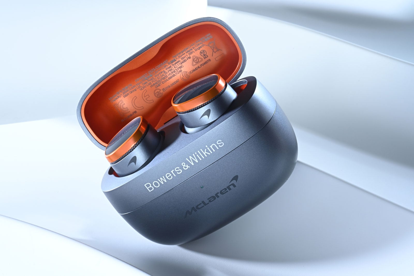 最近，來自英國的音響品牌 Bowers & Wilkins 為旗下旗艦真無線耳機 Bowers & Wilkins Pi8 再添新裝，推出新色 Pale Mauve（淺紫紅）；連同早於 2025 年 9 月登場的 Dark Burgundy（深紅酒色），以及原有配色，整個系列現已擴展至多達 7 種顏色。對一副主打聲音表現的耳機而言，這樣的色彩選擇，多少讓它多了一份貼近日常的玩味，也更像一件可以隨身搭配的私人物品。
不過，Pi8 的吸引力從來不止於外觀。負責其調音的工程團隊當中，有部分正是曾參與開發品牌傳奇之作&mdash;&mdash;Bowers & Wilkins Nautilus（鸚鵡螺）與 800 Diamond 系列喇叭的資深工程師，而後者更是連 Abbey Road Studios 這家世界級錄音室也在使用的參考級系統。換言之，這副小小的真無線耳機，其實承載著一整套來自高級音響領域的聲音經驗。
當然，買一副旗艦真無線耳機，如果只因為「新色好看」就入手，未免有點太衝動了。但如果你正在使用一些質素普通（卻沒有便宜多少）的耳機，又開始在意聲音的細節與質感，那麼就算撇開這些誘人的新配色，Pi8 本身依然是一個相當值得認真考慮的選擇。若然你仍在觀望，不妨看看以下這 6 個理由，會不會讓你更想把它帶進日常生活之中。