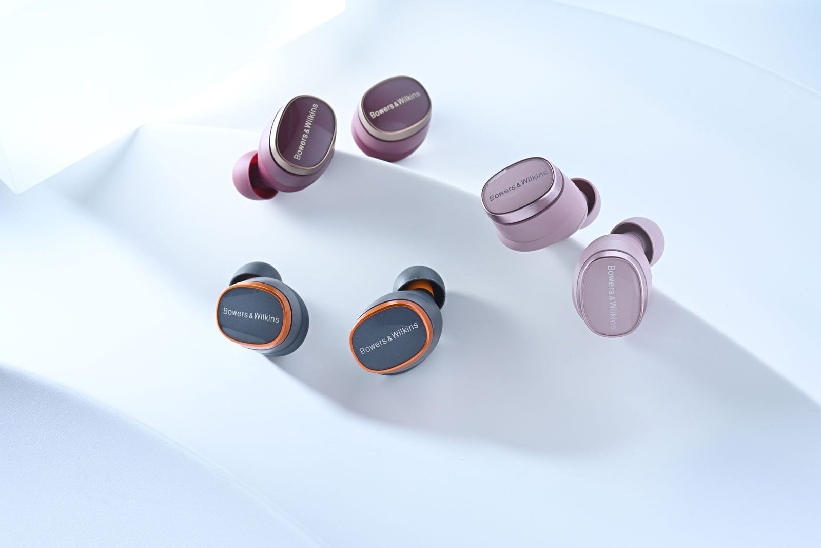 最近，來自英國的音響品牌 Bowers & Wilkins 為旗下旗艦真無線耳機 Bowers & Wilkins Pi8 再添新裝，推出新色 Pale Mauve（淺紫紅）；連同早於 2025 年 9 月登場的 Dark Burgundy（深紅酒色），以及原有配色，整個系列現已擴展至多達 7 種顏色。對一副主打聲音表現的耳機而言，這樣的色彩選擇，多少讓它多了一份貼近日常的玩味，也更像一件可以隨身搭配的私人物品。
不過，Pi8 的吸引力從來不止於外觀。負責其調音的工程團隊當中，有部分正是曾參與開發品牌傳奇之作&mdash;&mdash;Bowers & Wilkins Nautilus（鸚鵡螺）與 800 Diamond 系列喇叭的資深工程師，而後者更是連 Abbey Road Studios 這家世界級錄音室也在使用的參考級系統。換言之，這副小小的真無線耳機，其實承載著一整套來自高級音響領域的聲音經驗。
當然，買一副旗艦真無線耳機，如果只因為「新色好看」就入手，未免有點太衝動了。但如果你正在使用一些質素普通（卻沒有便宜多少）的耳機，又開始在意聲音的細節與質感，那麼就算撇開這些誘人的新配色，Pi8 本身依然是一個相當值得認真考慮的選擇。若然你仍在觀望，不妨看看以下這 6 個理由，會不會讓你更想把它帶進日常生活之中。