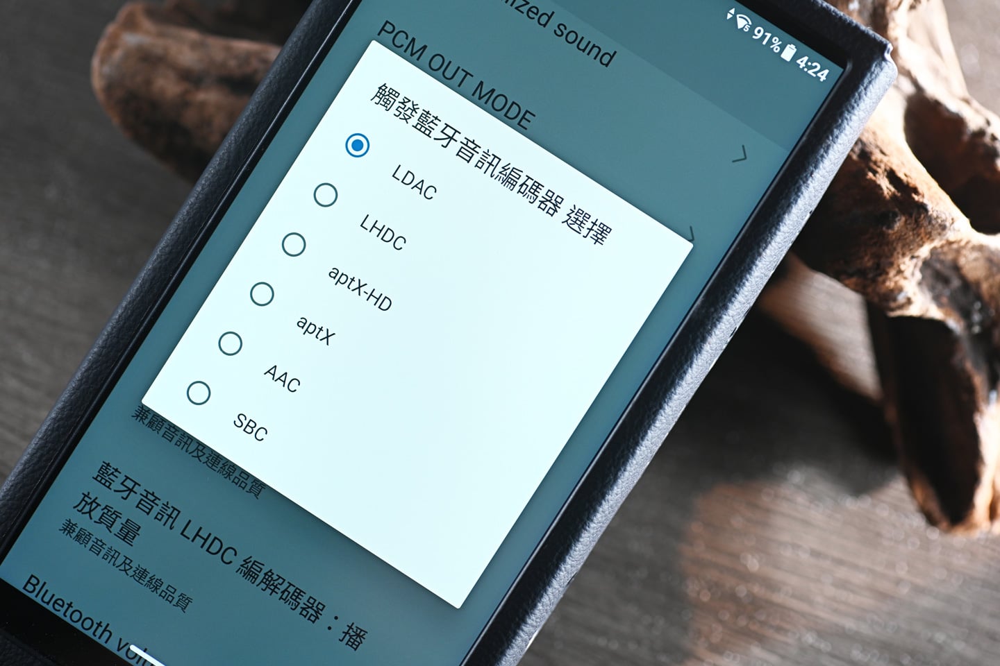 不少 DAP 廠商推出搭載 R2R DAC 的便攜播放器，走向模擬調音路線，帶來溫暖自然的聲音質感。作為 FiiO 首款 R2R DAC DAP，M33 R2R 吸引不少目光，並成功將旗艦 M27 的自研音訊淨化系統下放，提升播放質素。它能否在中高階播放器中脫穎而出？先賣個關子，音色與以往款式大不同。