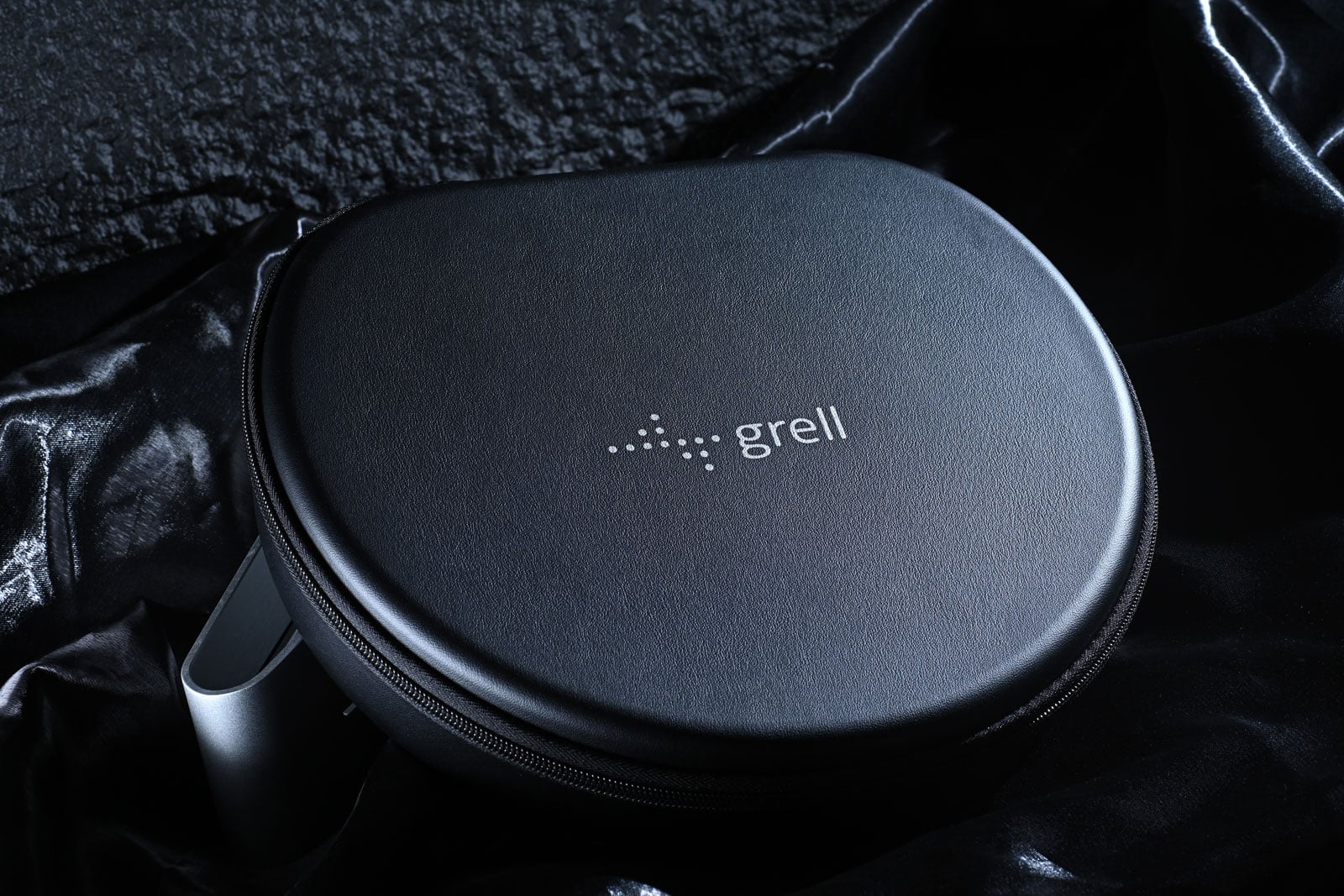 推動整個耳機行業向前邁進的名字屈指可數,德國傳奇設計師 Axel Grell 便是其中一位——他的名字與 Sennheiser HD 580、HD 600、HD 800,以至 HE 1 靜電系統緊緊相連,地位舉足輕重。2020 年,這位教父級人物創立了品牌 Grell Audio,決心將累積數十年的經驗和智慧,傾注在不受大企業框架束縛的創作之中。其最新出品 OAE2(Open Around Ear)便是一套徹底重新思考耳機與人耳關係的哲學:不再讓聲音困在頭顱之內,而是像一對擺放在眼前的喇叭般,自然地呈現在聆聽者面前。
