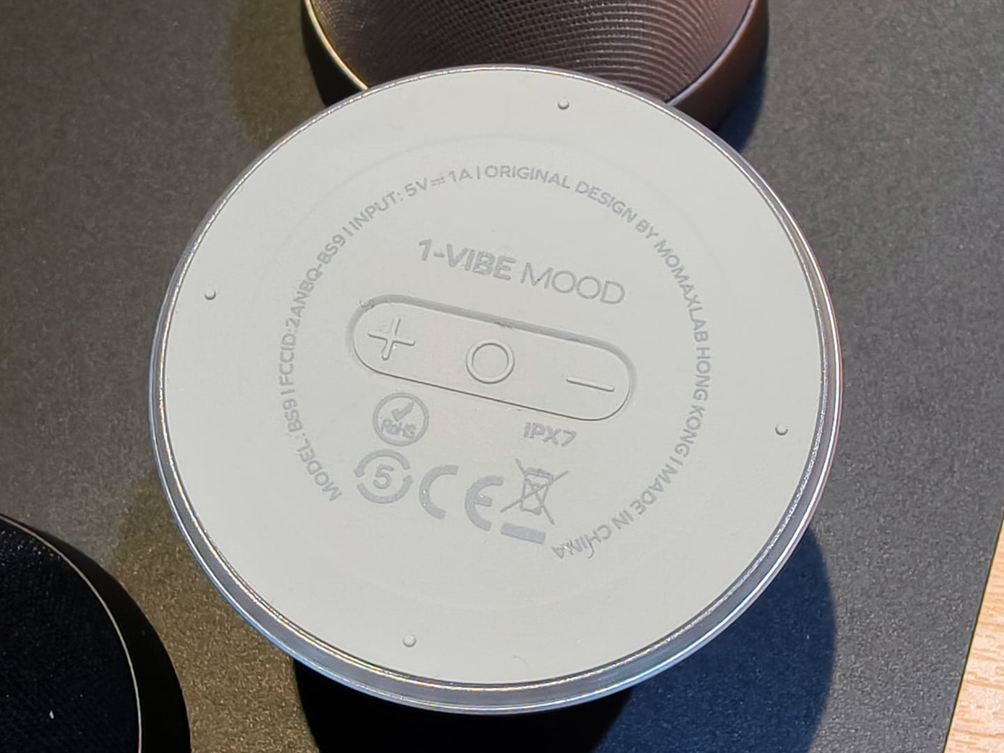 Momax 最新推出的升級版 1-Vibe Mood 磁吸無線喇叭，融入了「移動磁吸 Hi-Fi」為核心概念，結合沉浸式的音效、氛圍燈光以及免提操作，讓用家無論在外出、露營或是家中，都能輕鬆一貼即播，隨心切換氛圍。