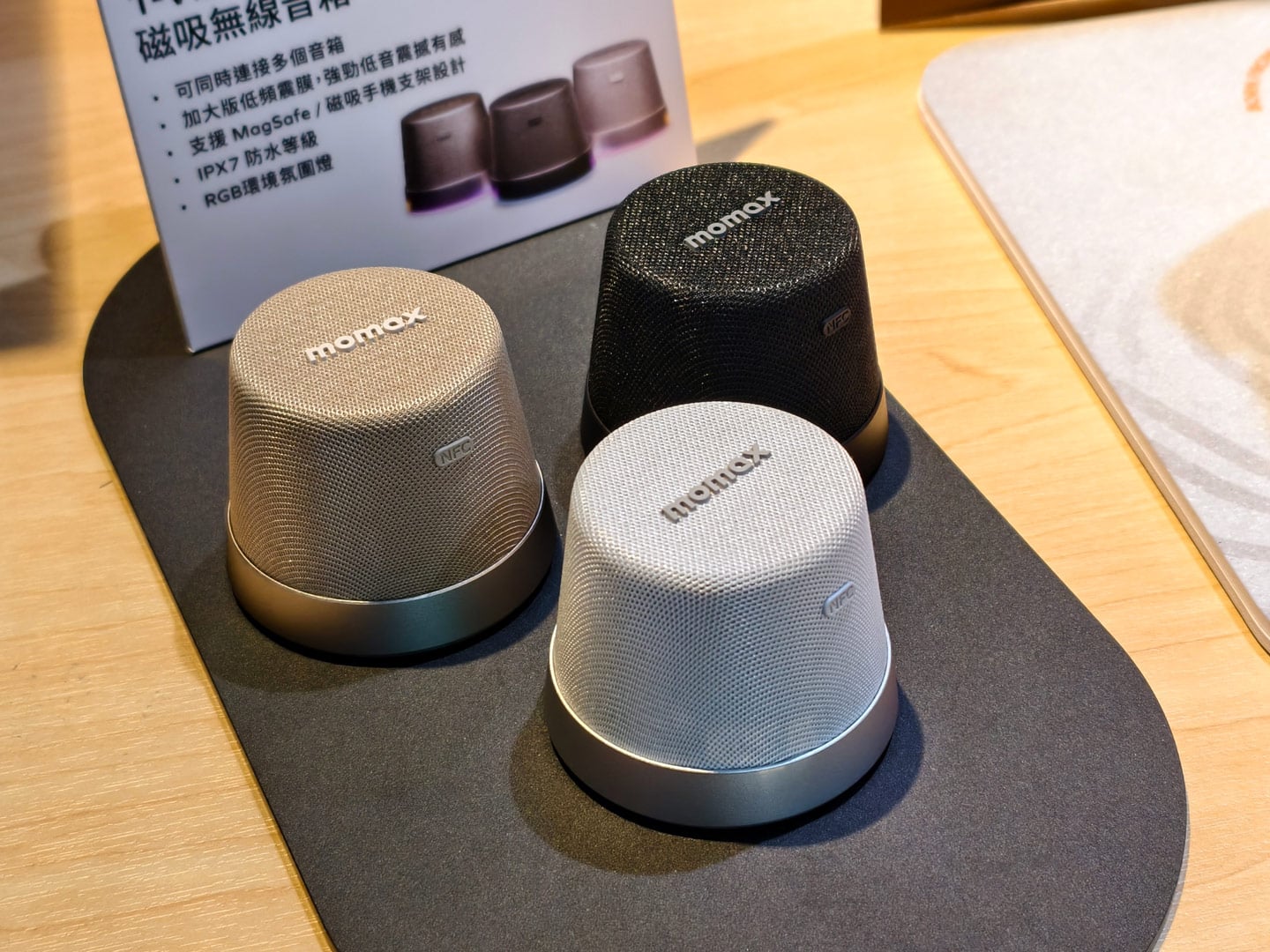 Momax 最新推出的升級版 1-Vibe Mood 磁吸無線喇叭，融入了「移動磁吸 Hi-Fi」為核心概念，結合沉浸式的音效、氛圍燈光以及免提操作，讓用家無論在外出、露營或是家中，都能輕鬆一貼即播，隨心切換氛圍。